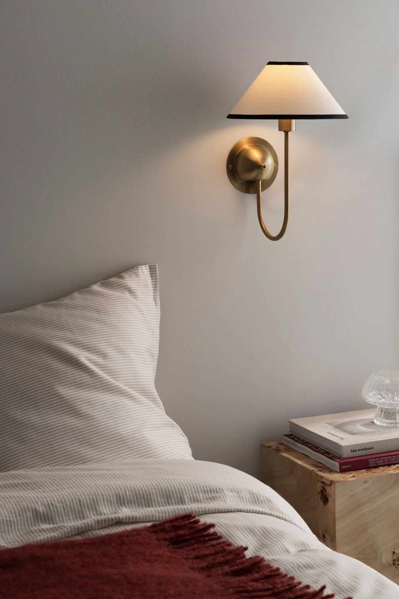 Iris candeeiro de parede , Creme-noir Globen Lighting