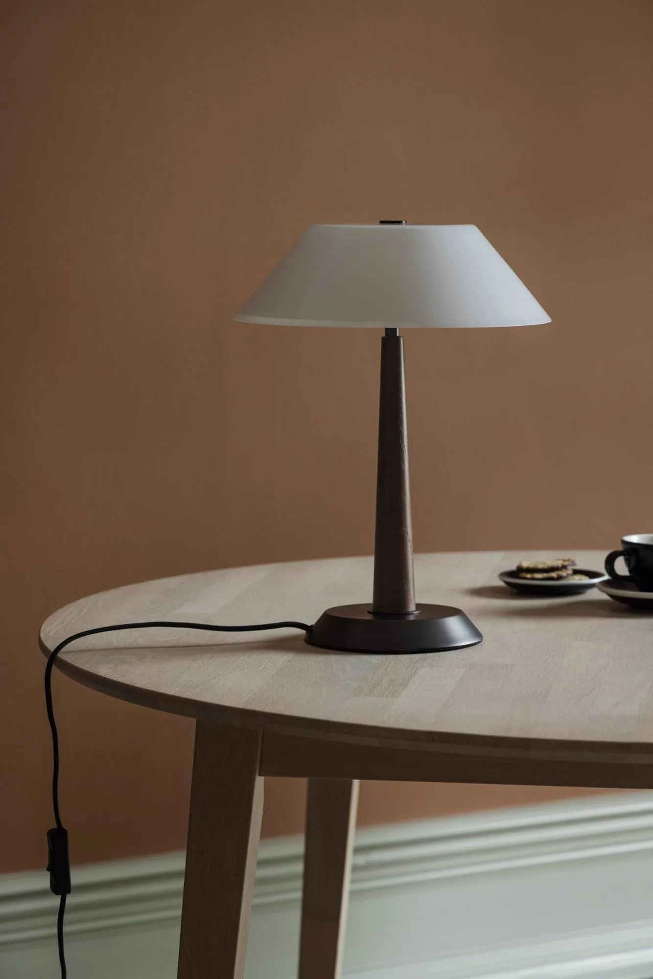 Ligna candeeiro de mesa, Acabamento em nogueira, Ø29x39,2 cm Globen Lighting