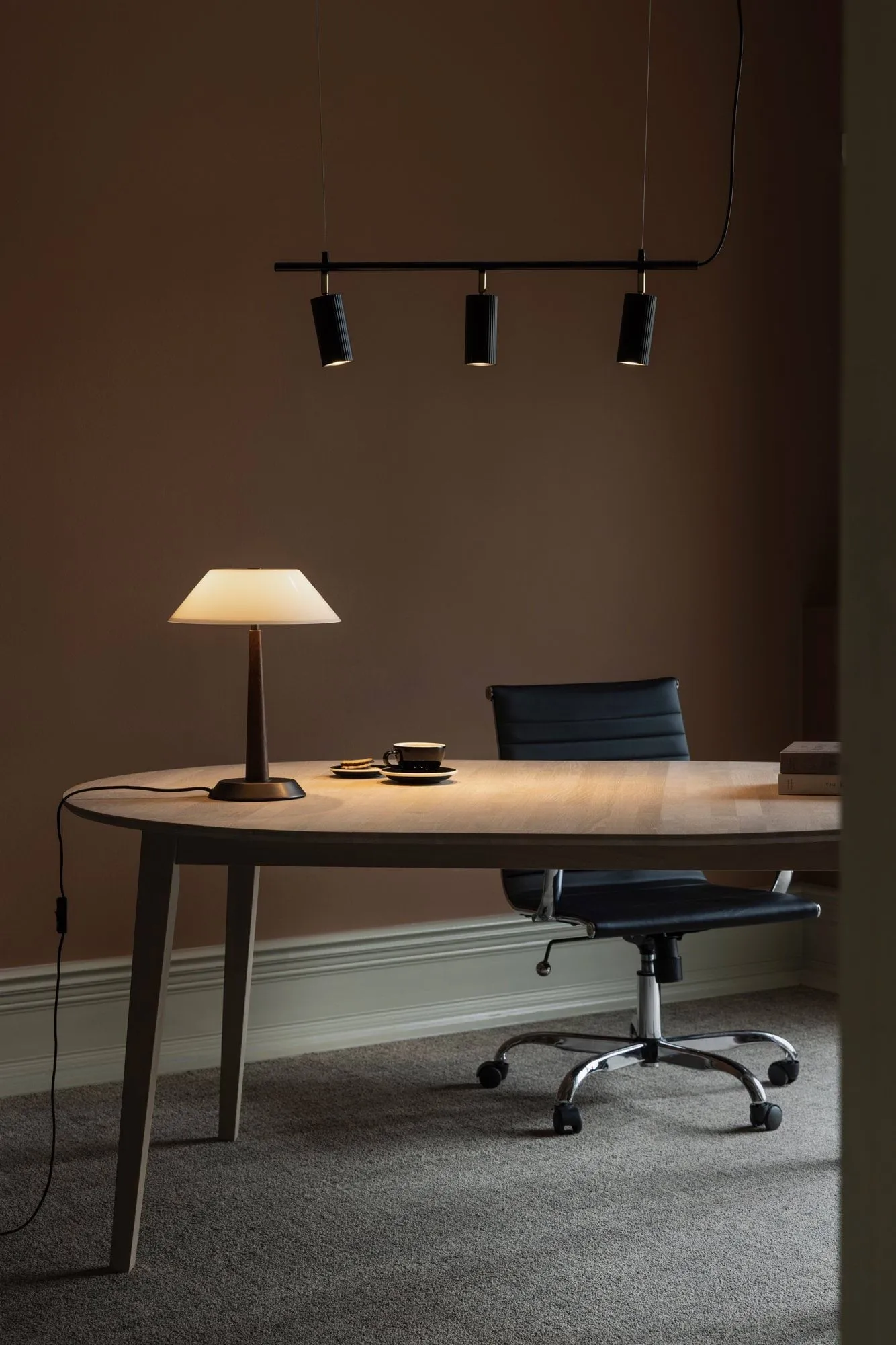 Ligna candeeiro de mesa, Acabamento em nogueira, Ø29x39,2 cm Globen Lighting