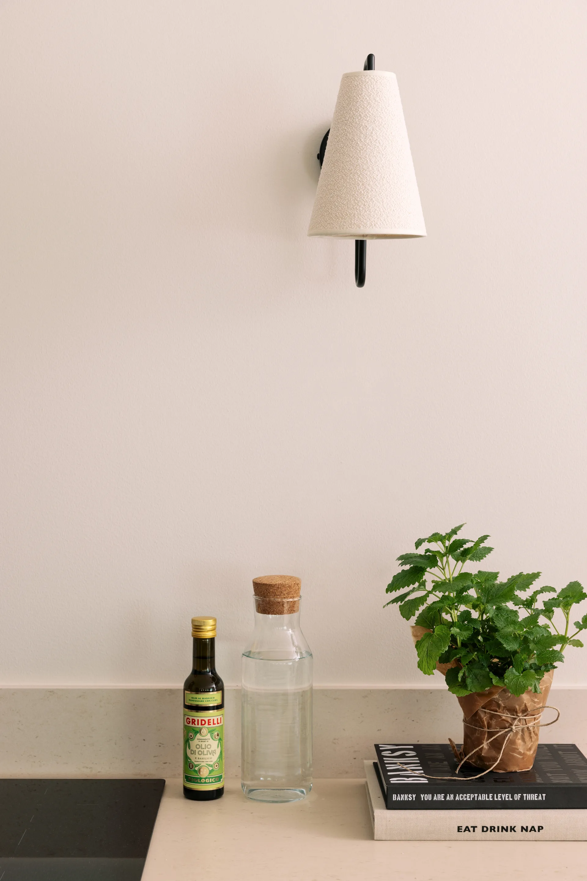 Lou candeeiro de parede, Bouclé branco-preto Globen Lighting