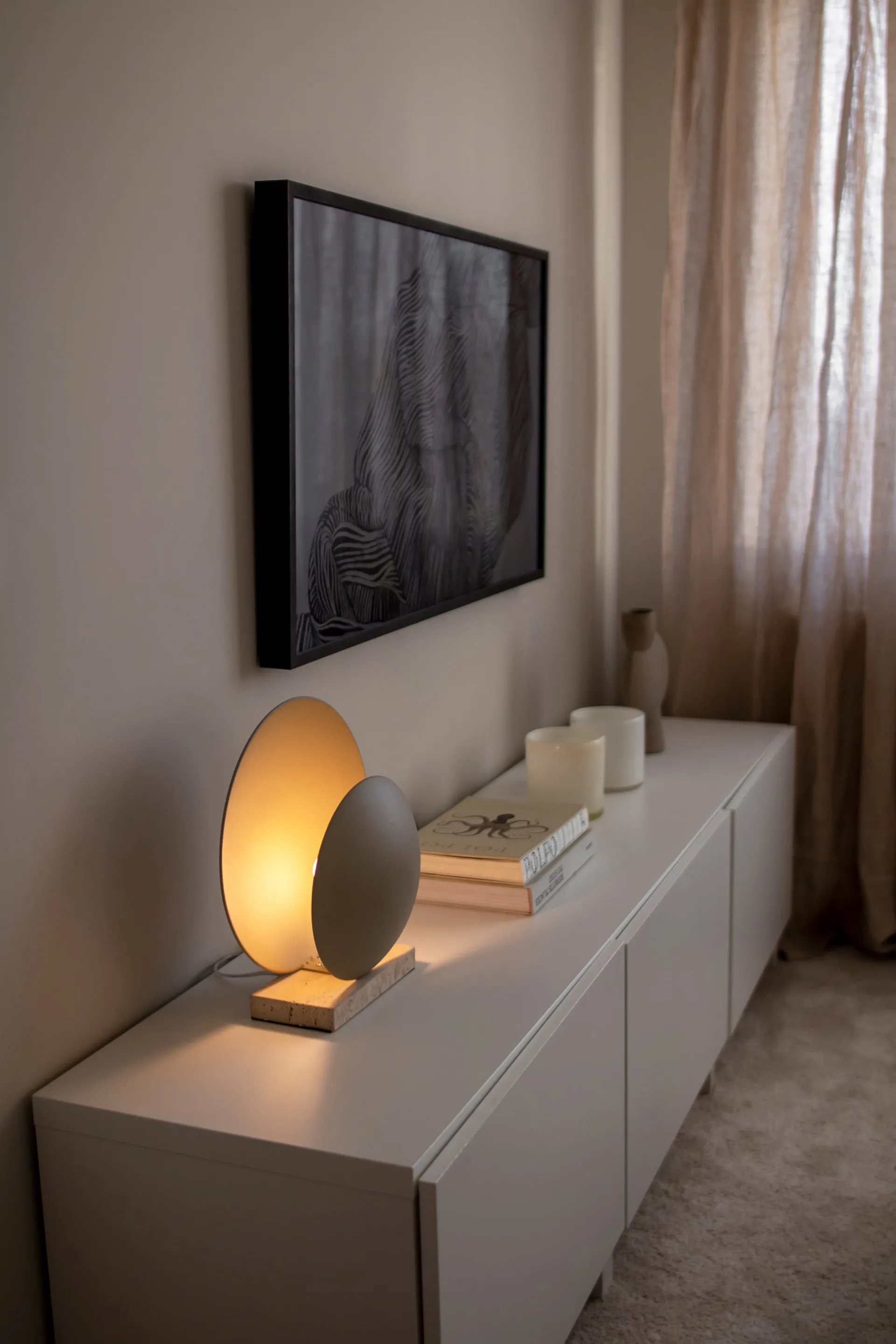 Orbit candeeiro de mesa , Beige-Travertina Globen Lighting