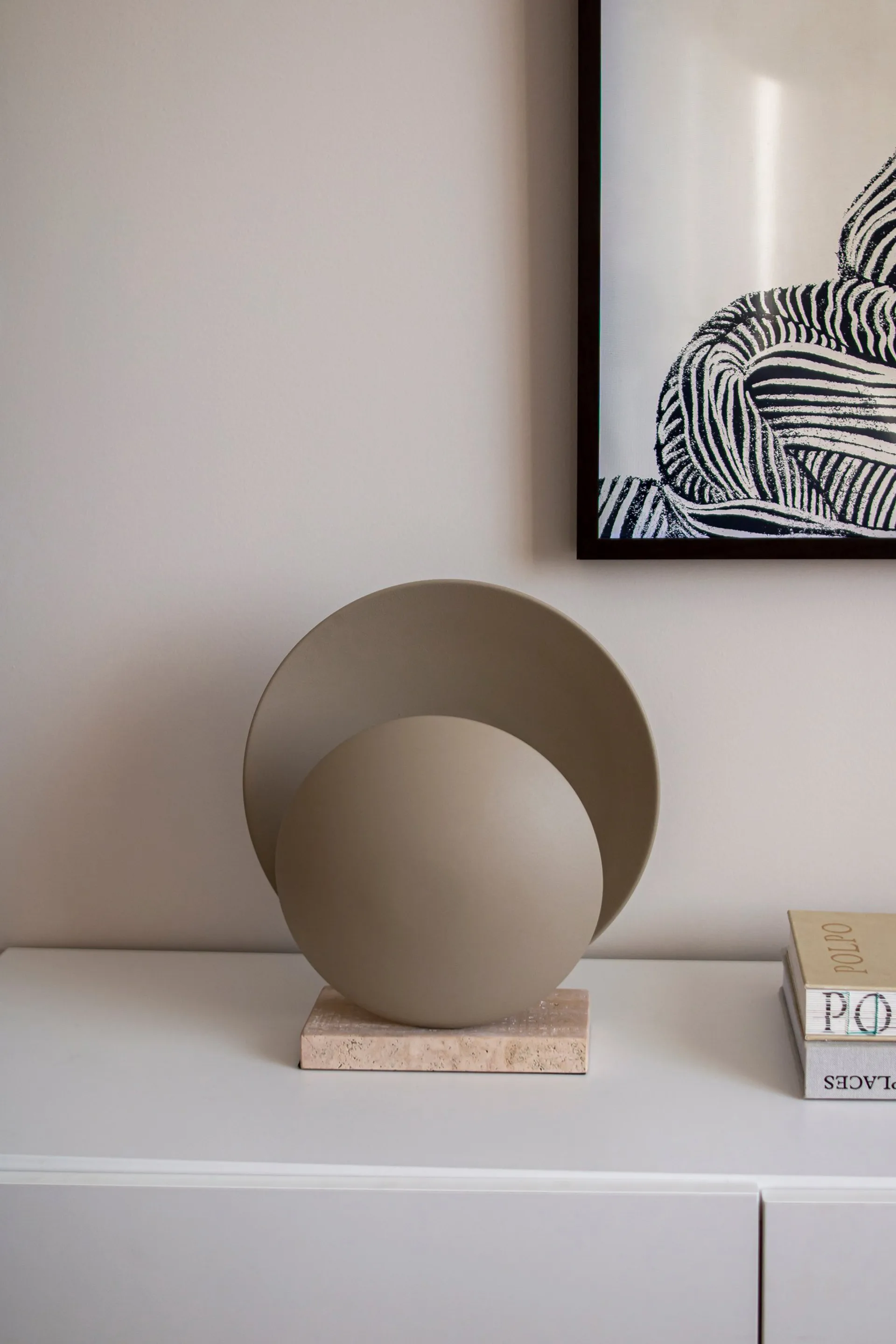 Orbit candeeiro de mesa , Beige-Travertina Globen Lighting