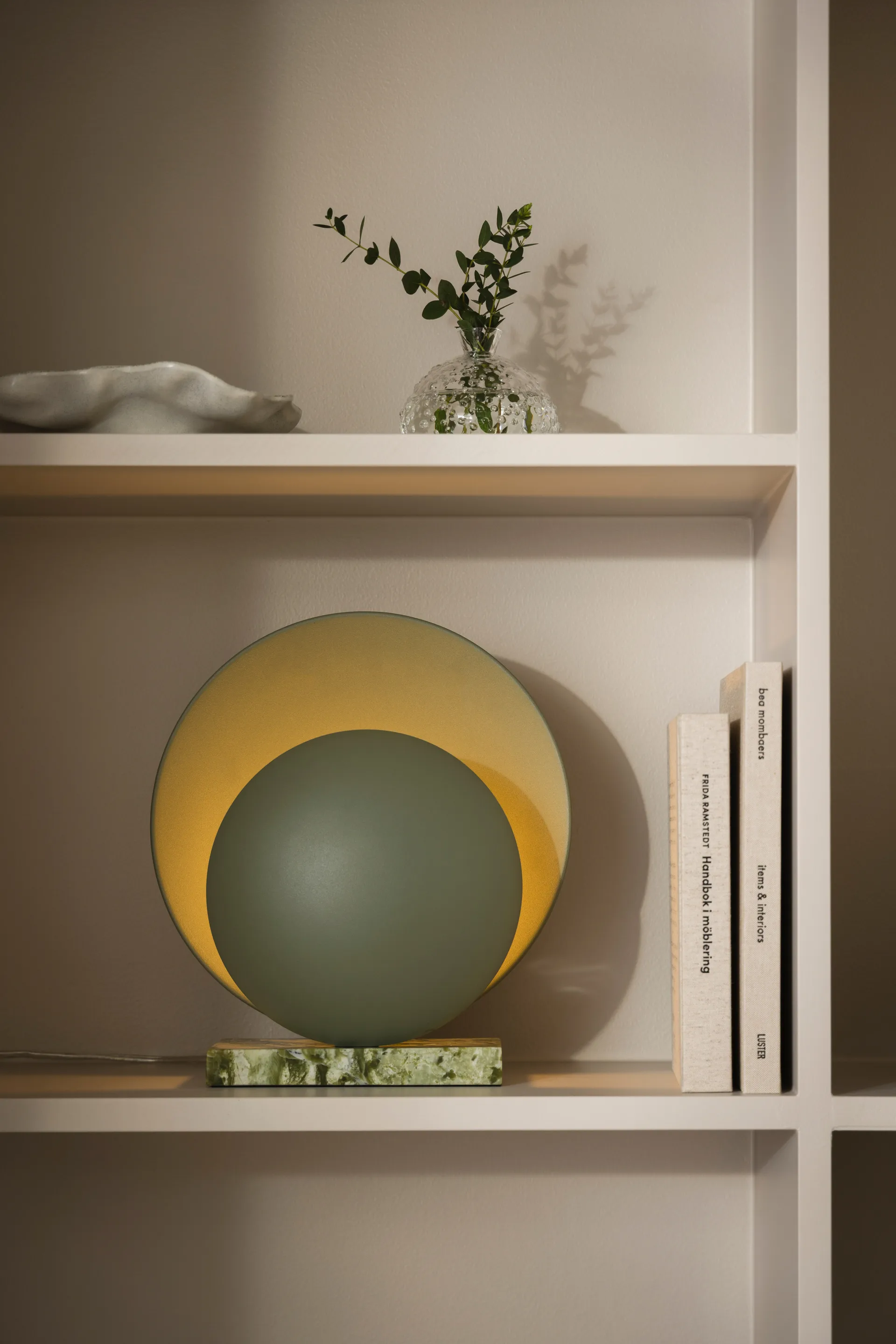 Orbit candeeiro de mesa , Verde musgo Globen Lighting