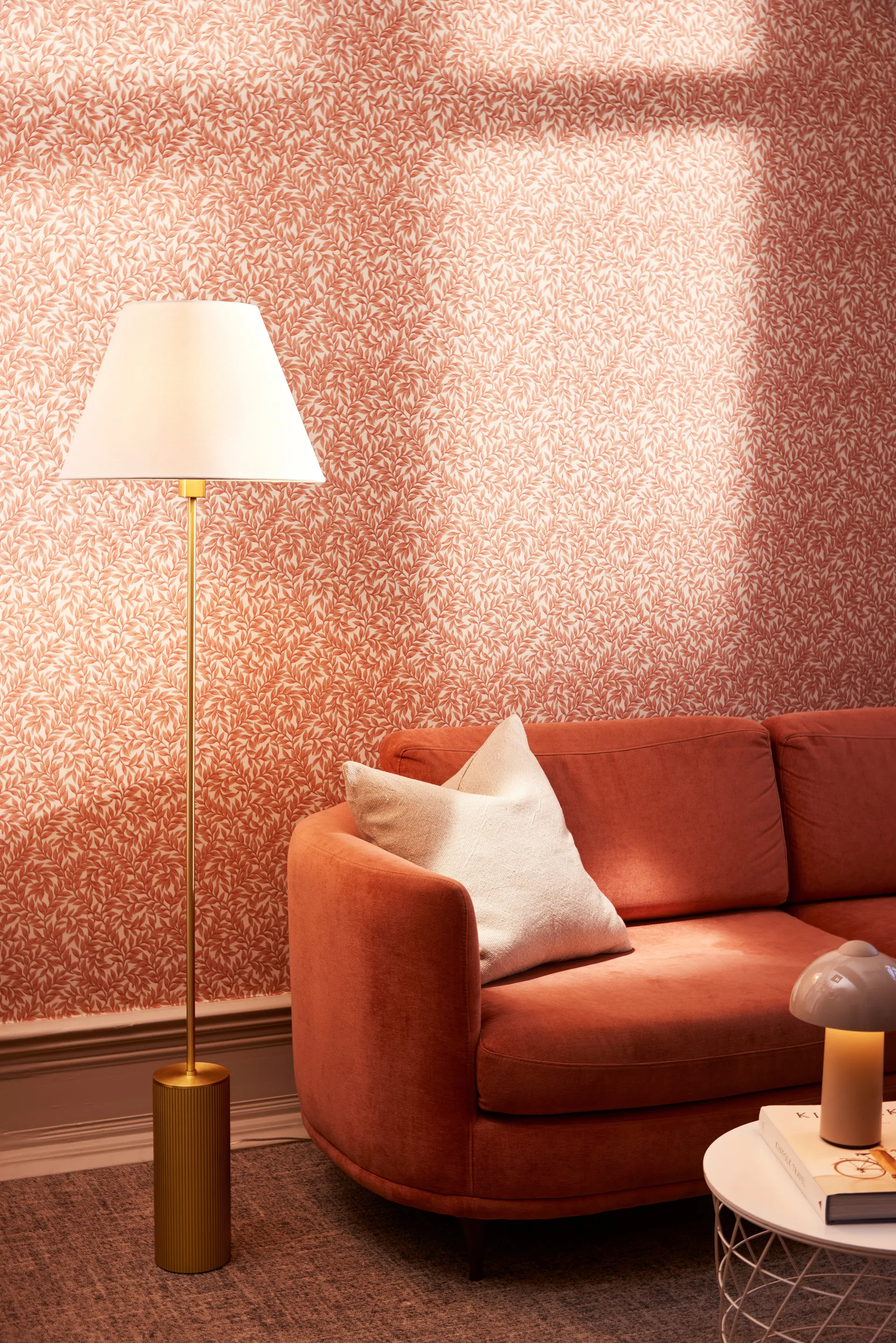 Suporte para candeeiro de pé Rib, Latão escovado Globen Lighting