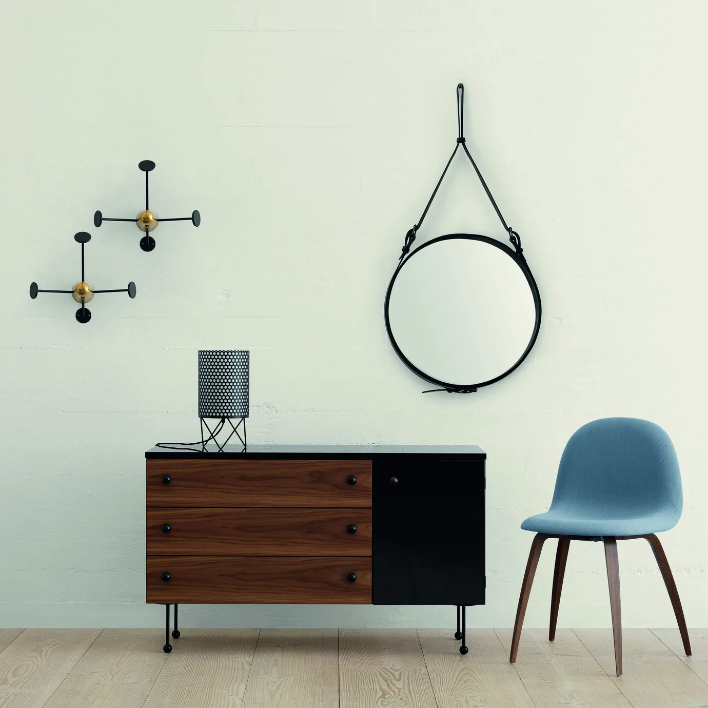 Cabide Matégot, preto-latão GUBI