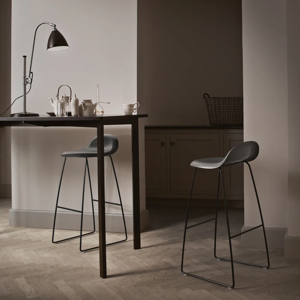 Cadeira bar alta Gubi 3D, Base em aço preto GUBI