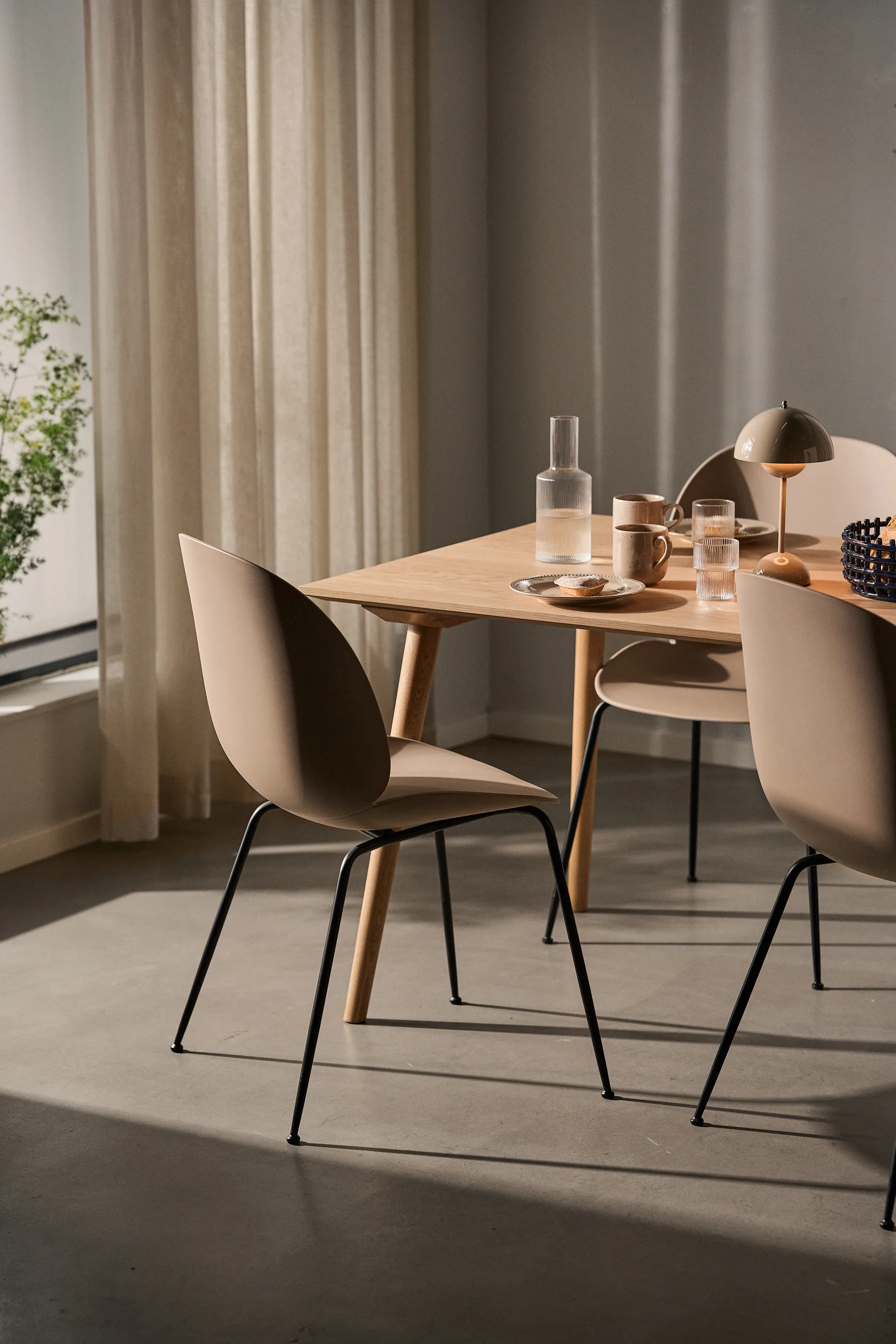 Cadeira Beetle, Bege novo, estrutura de aço preto GUBI