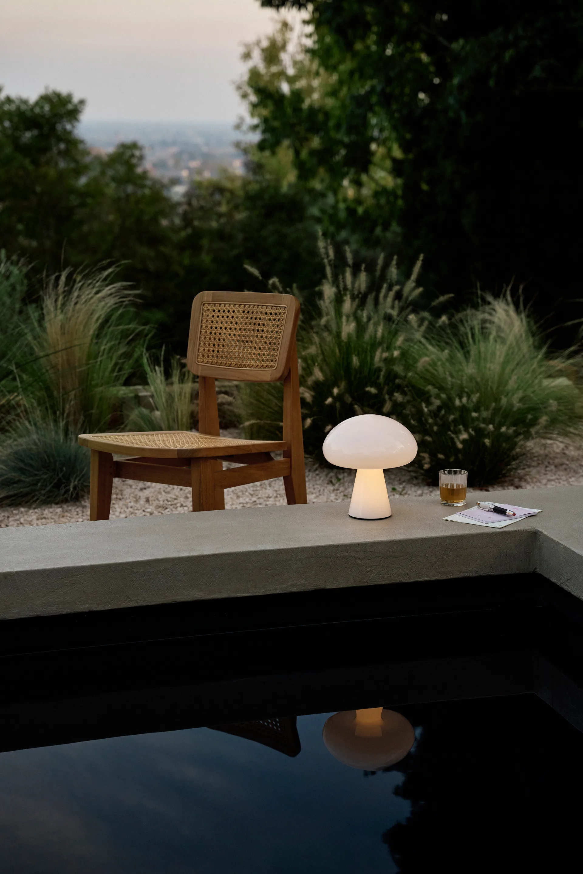 Cadeira C-chair Outdoor, All french cane-natural teak GUBI