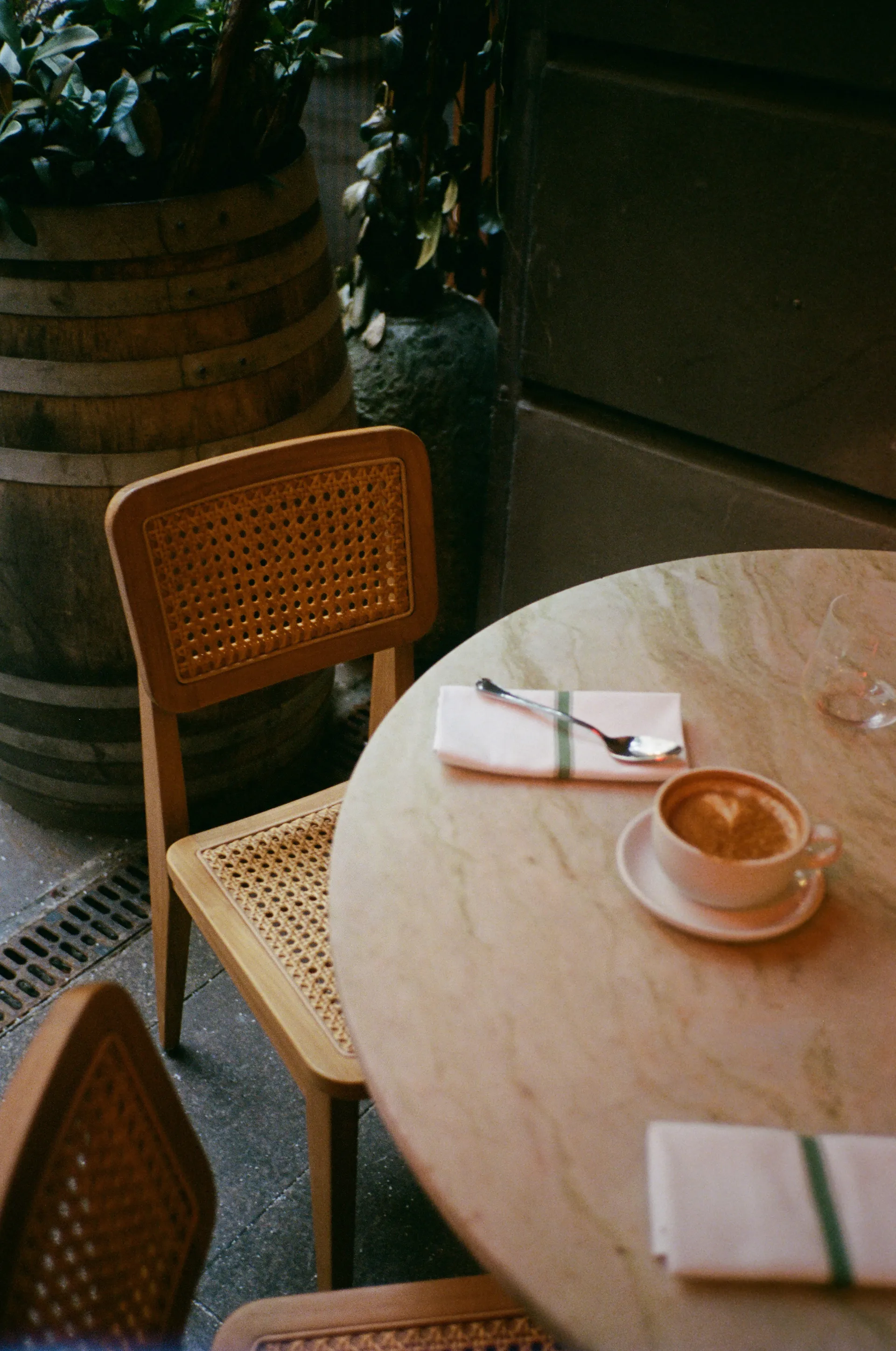 Cadeira C-chair Outdoor, All french cane-natural teak GUBI