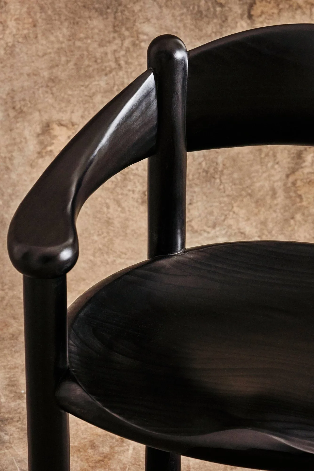 Cadeira de braços Daumiller, Brown-black pine GUBI