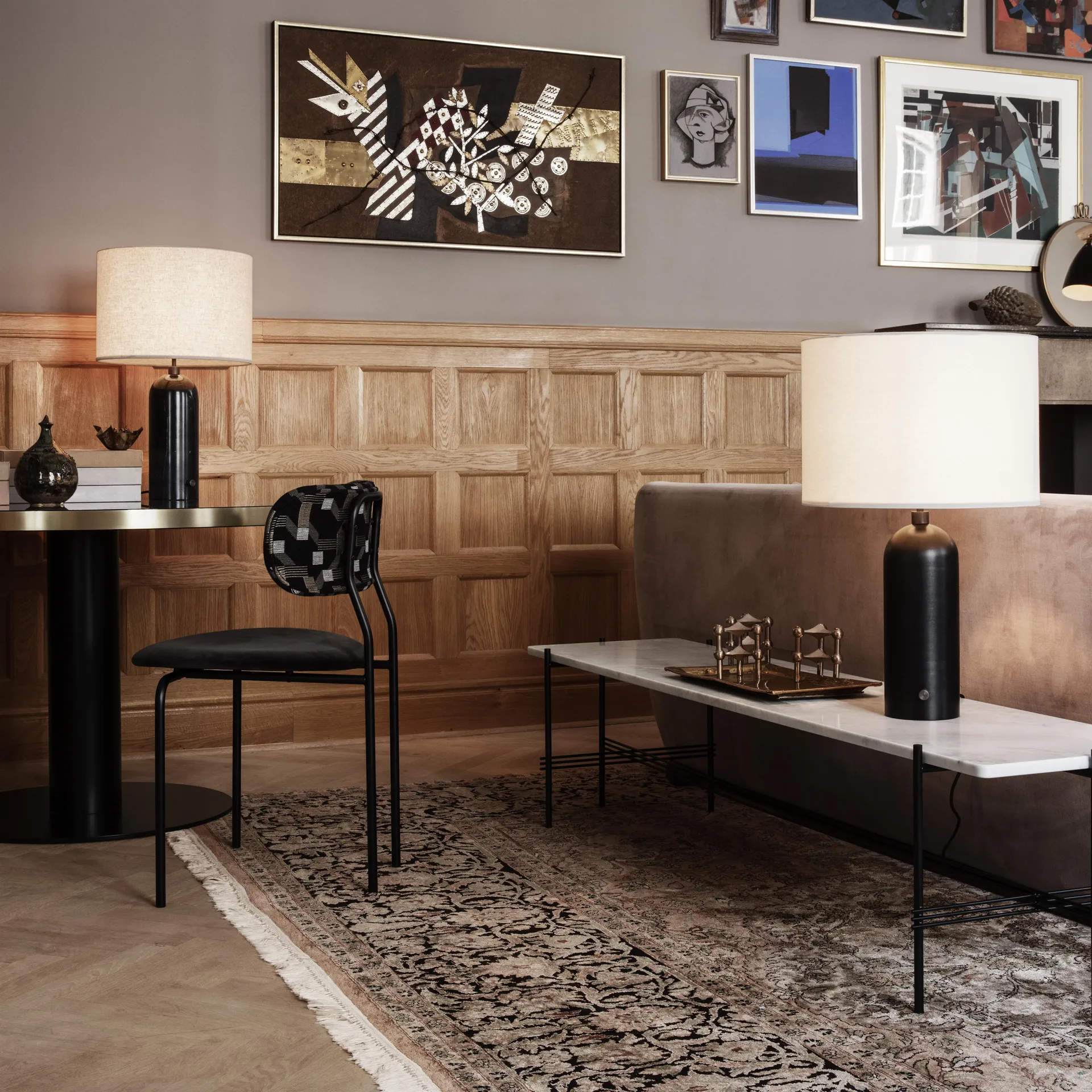 Candeeiro de mesa Gravity L, aço preto + abajur branco GUBI