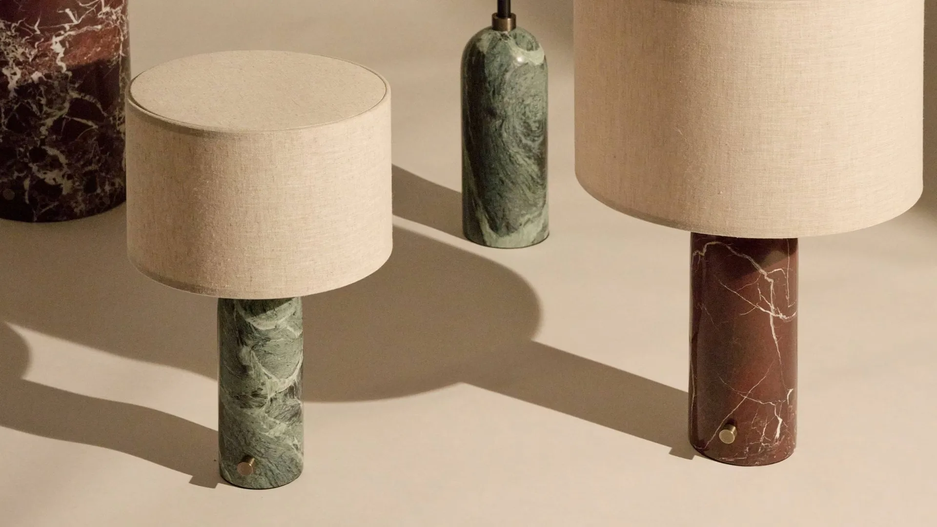 Candeeiro de mesa Gravity L, Emerald mármore-canvas GUBI