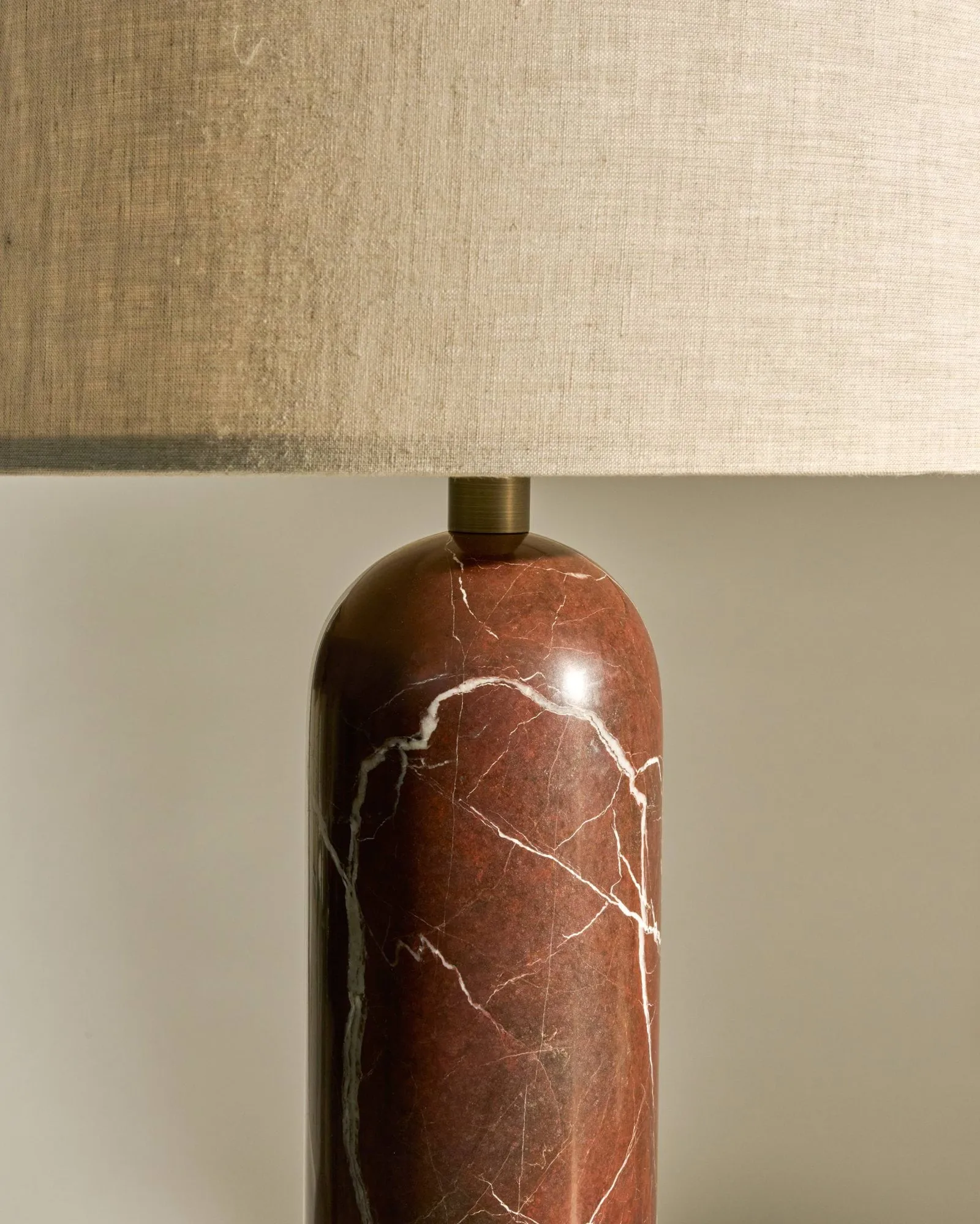 Candeeiro de mesa Gravity L, Maroon marble-canvas GUBI