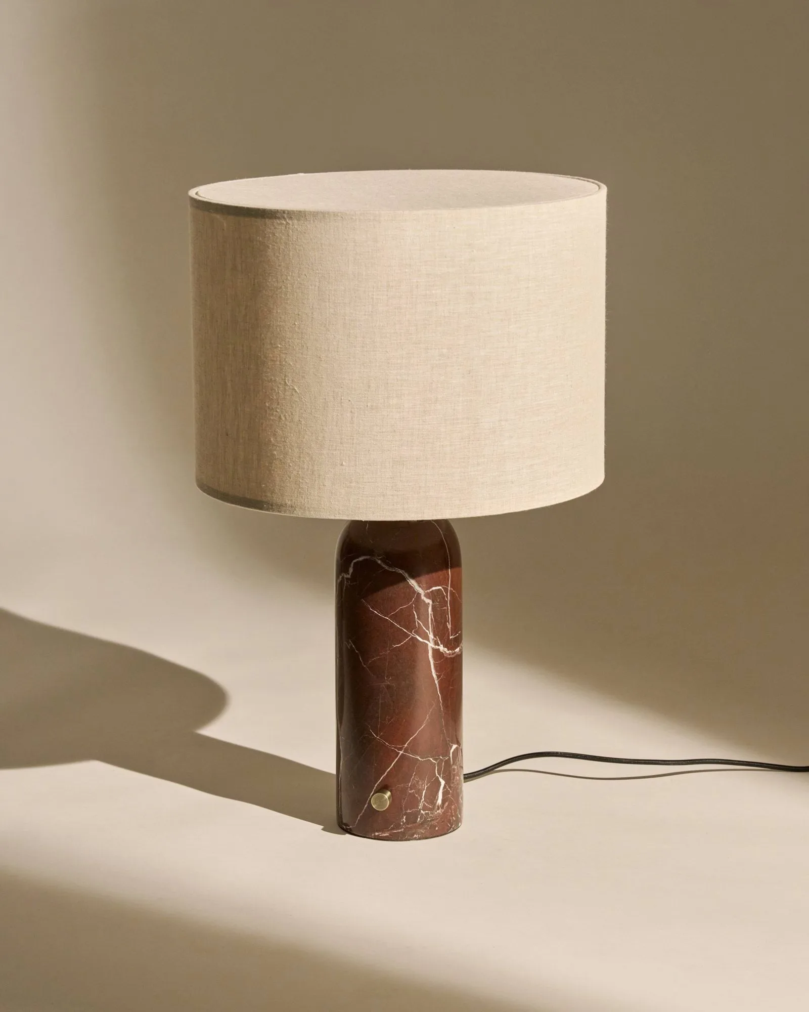 Candeeiro de mesa Gravity L, Maroon marble-canvas GUBI