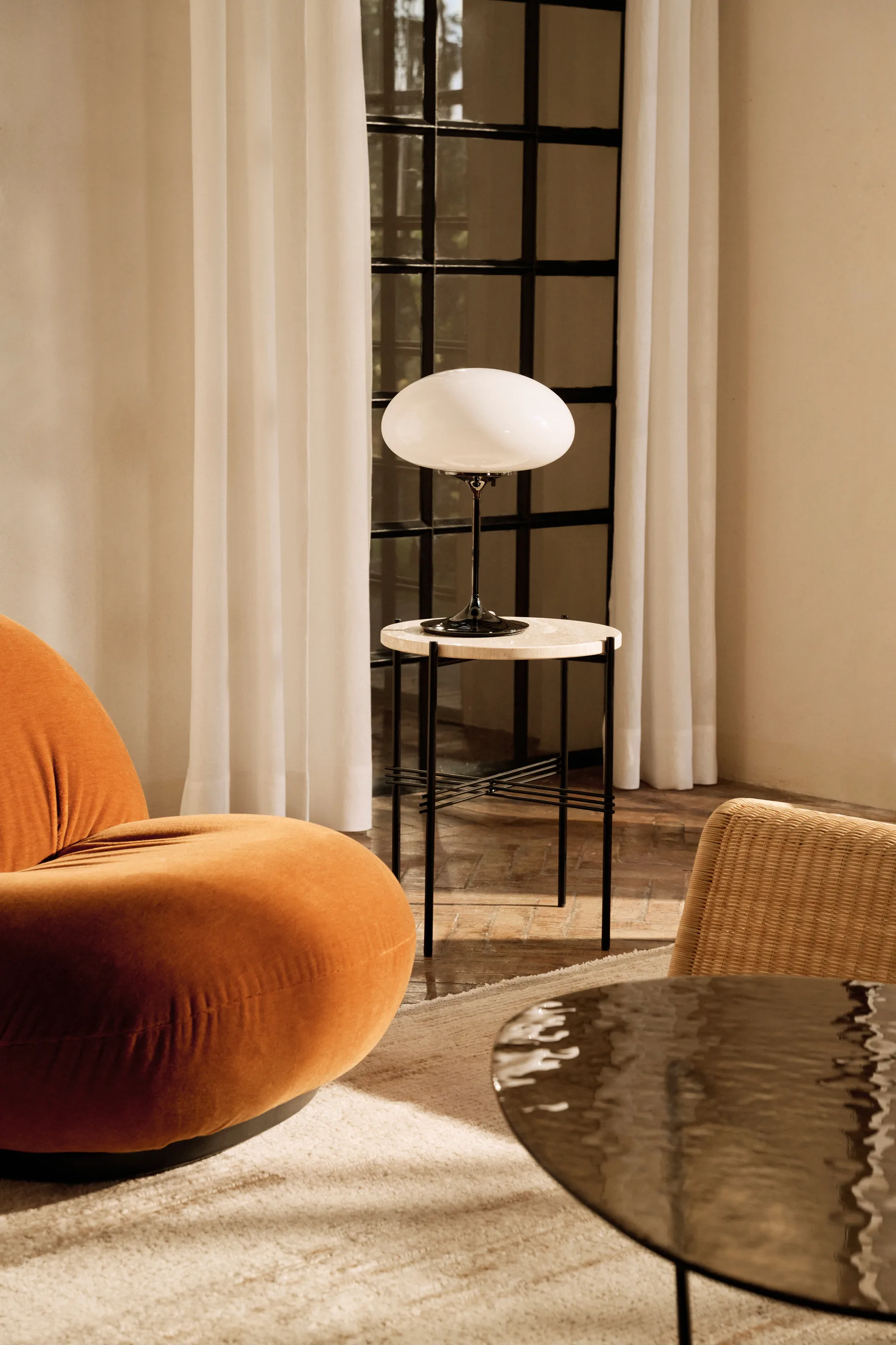 Candeeiro de mesa Stemlite, Black chrome-opalglass, 42 cm GUBI