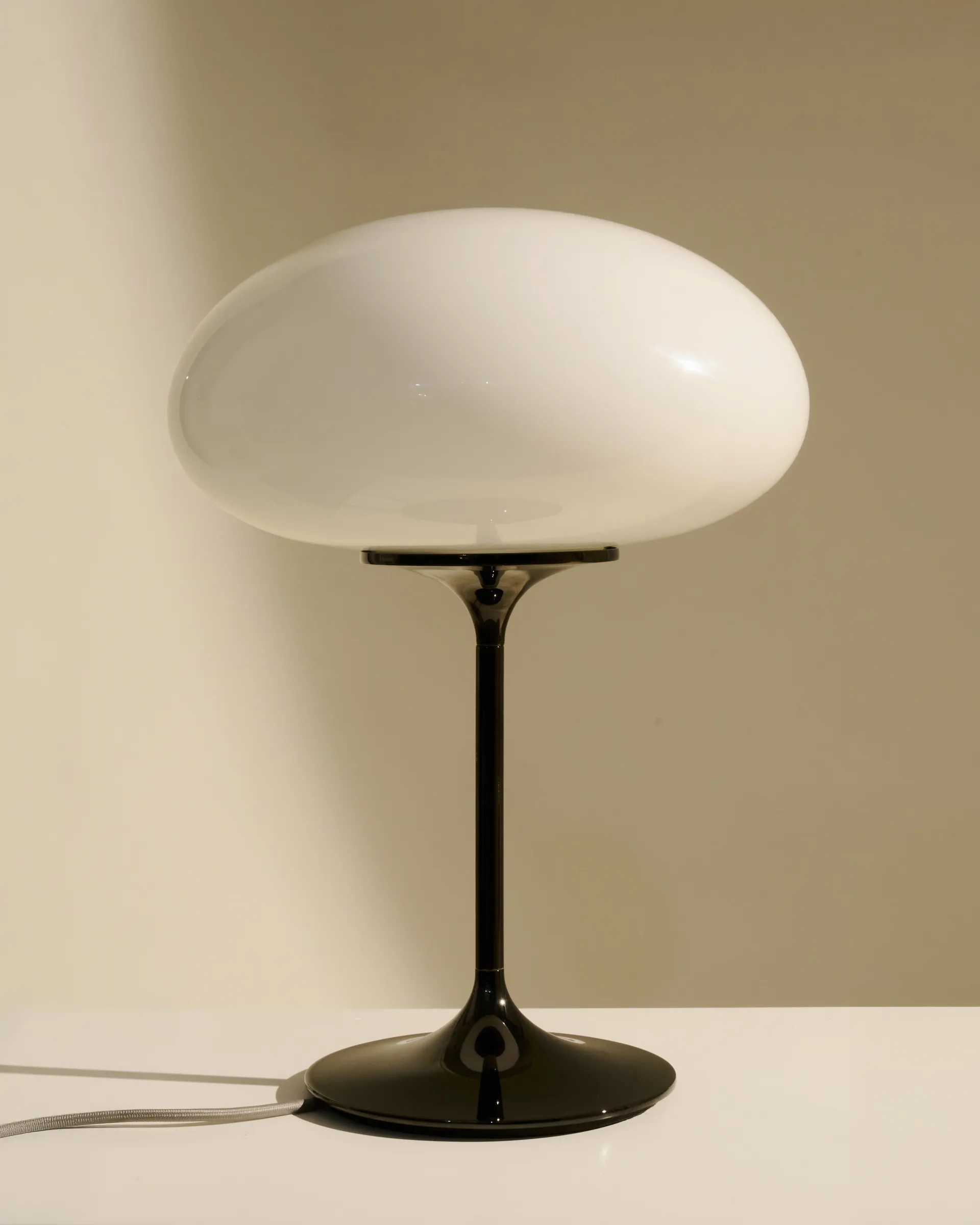 Candeeiro de mesa Stemlite, Black chrome-opalglass, 42 cm GUBI