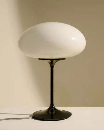 Candeeiro de mesa Stemlite - Black chrome-opalglass, 42 cm - GUBI