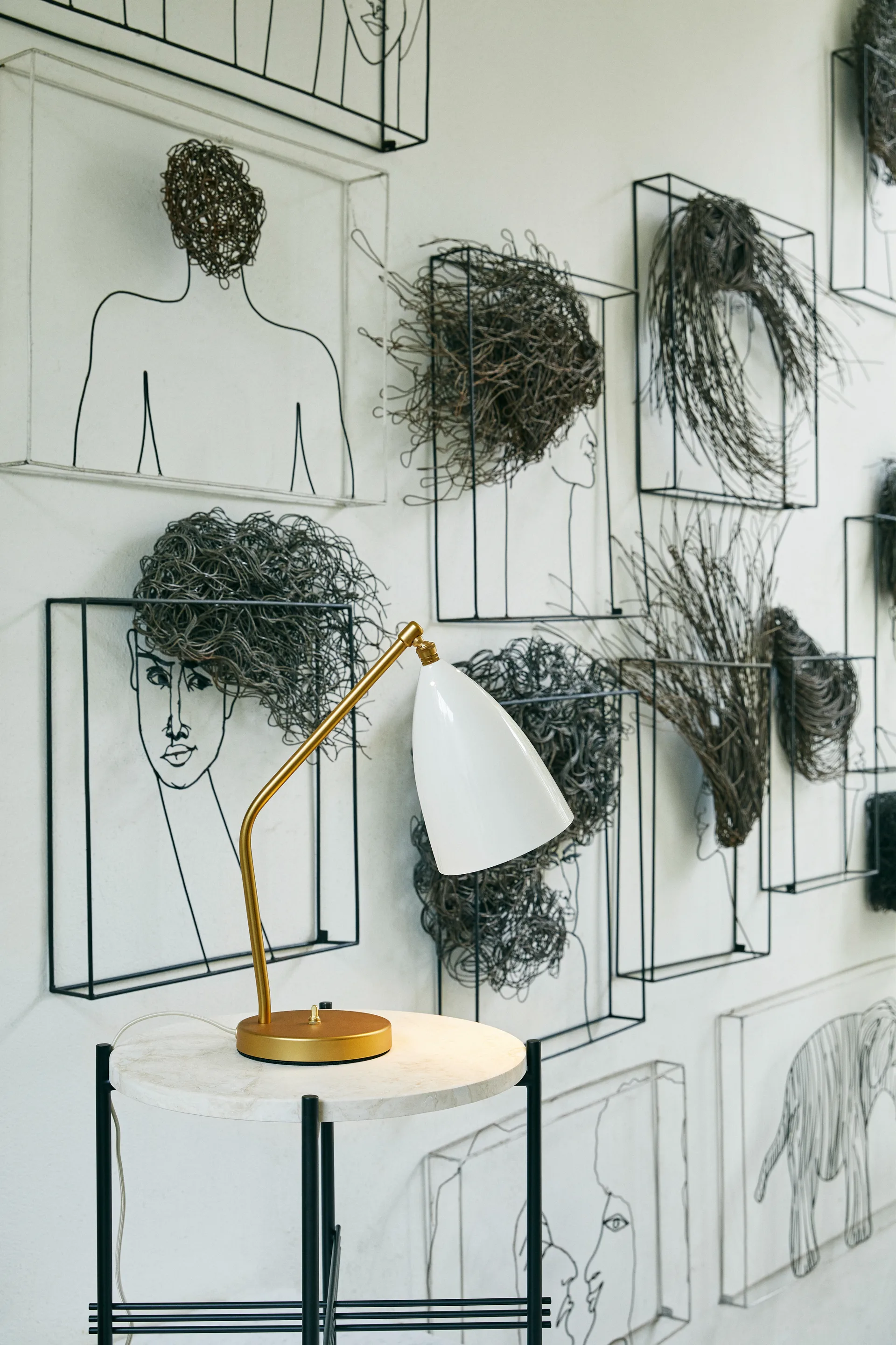 Candeeiro de pé Gafanhoto, Alabastro branco latão  GUBI