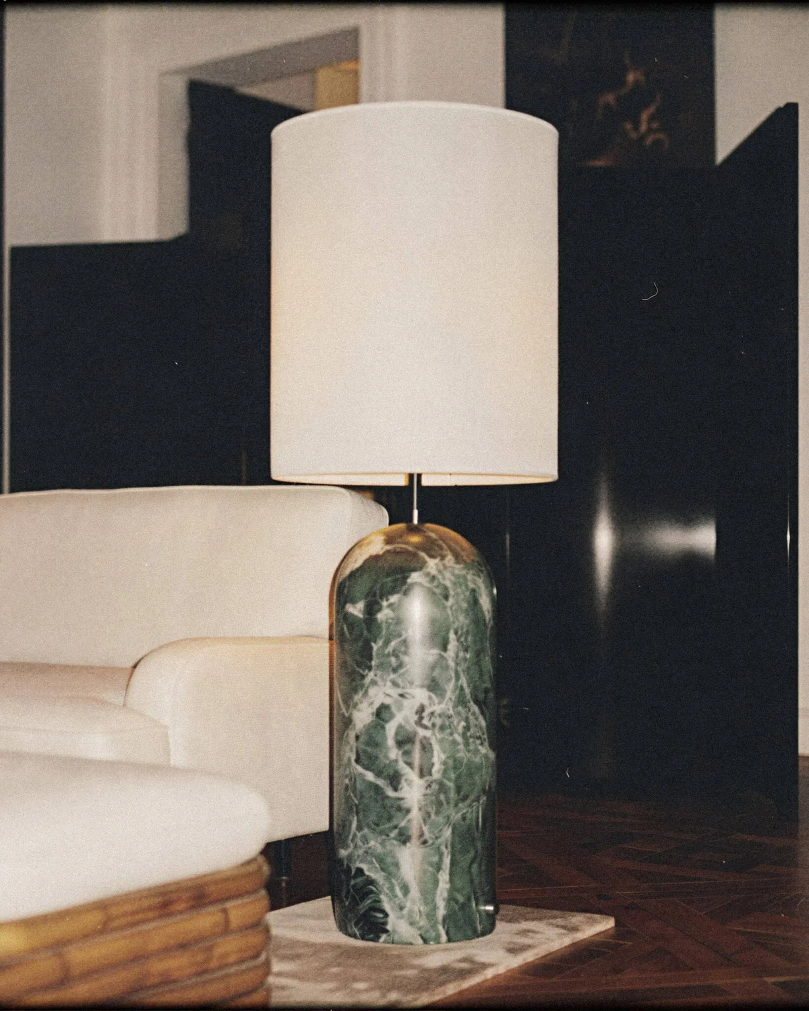 Candeeiro de pé Gravity XL, Emerald marble-white GUBI