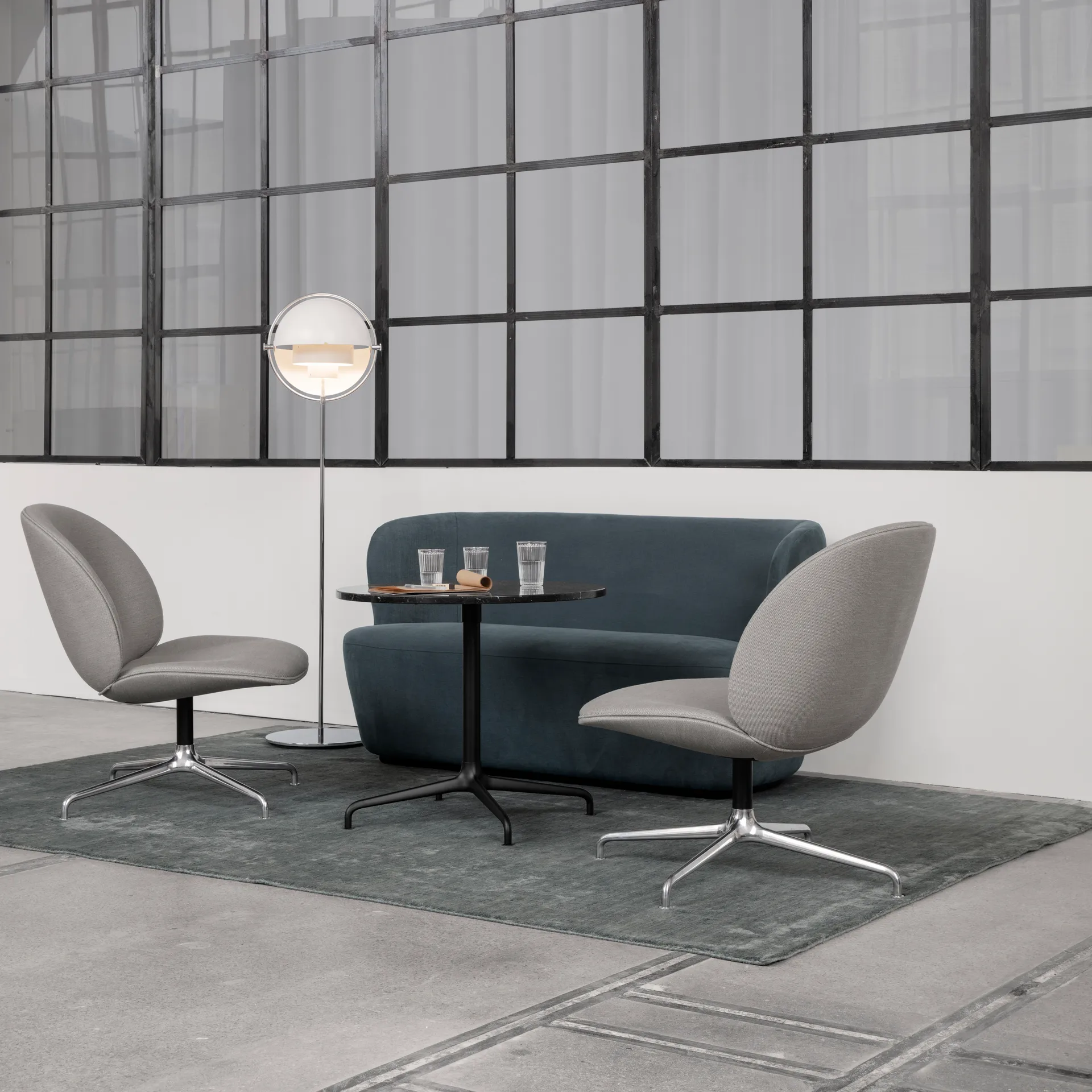 Candeeiro de pé Multi-Lite, Cromado-branco GUBI