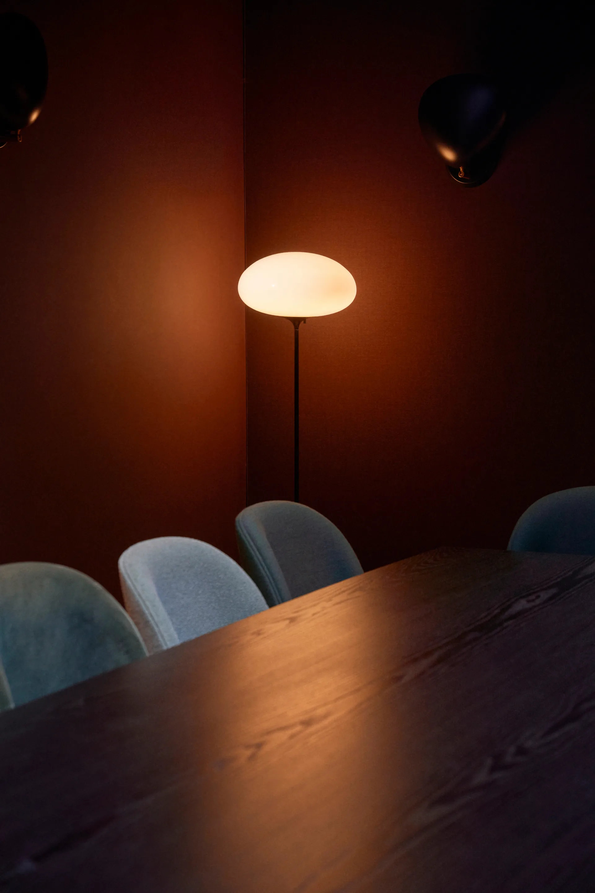 Candeeiro de pé Stemlite, Cromado preto-opalglas, 110 cm GUBI