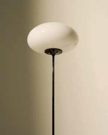 Candeeiro de pé Stemlite - Cromado preto-opalglas, 150 cm - GUBI