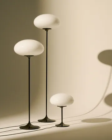 Candeeiro de pé Stemlite - Pebble grey-opalglas, 150 cm - GUBI