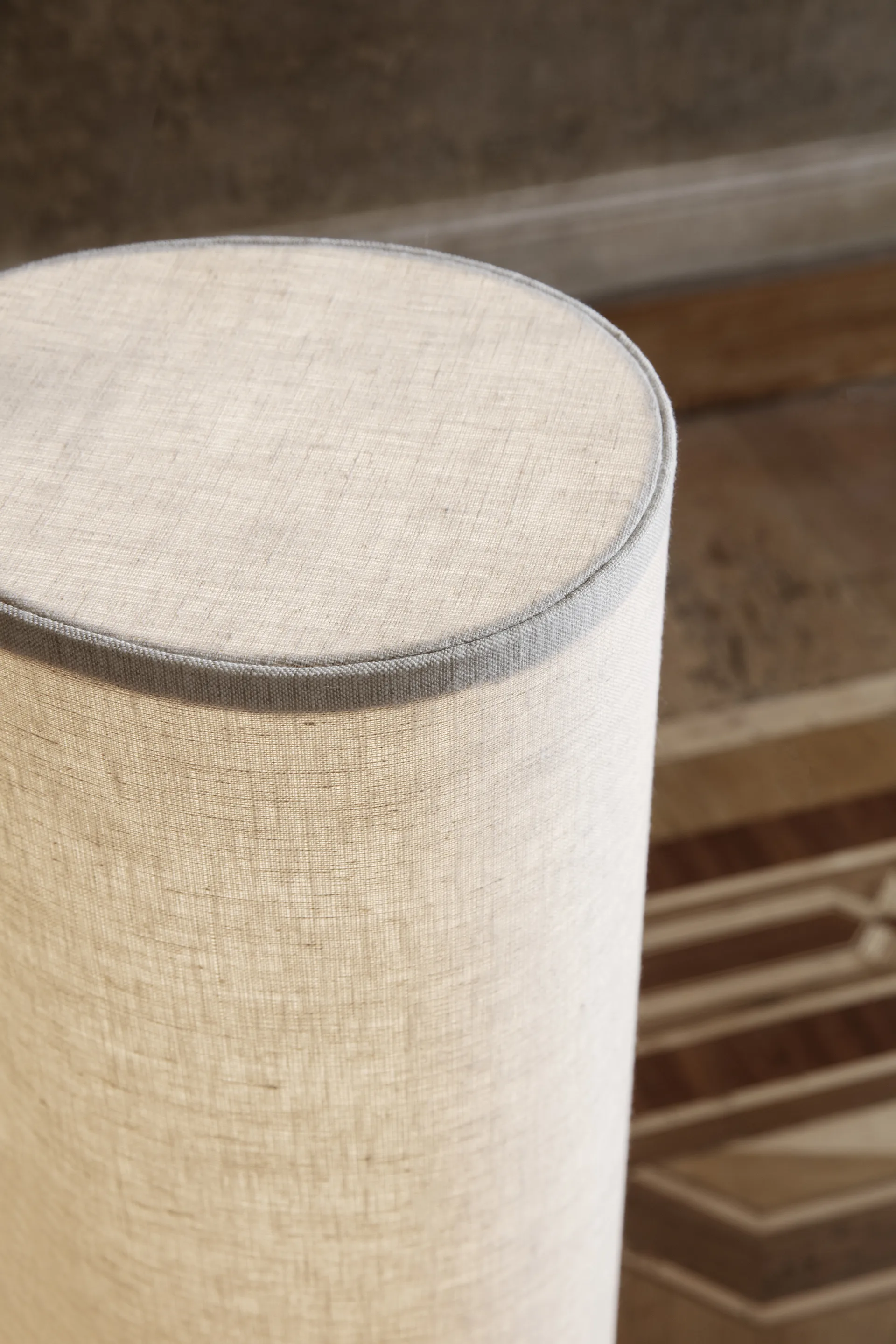 Candeeiro de pé Unbound 120 cm, Tecido-mármore cinza GUBI