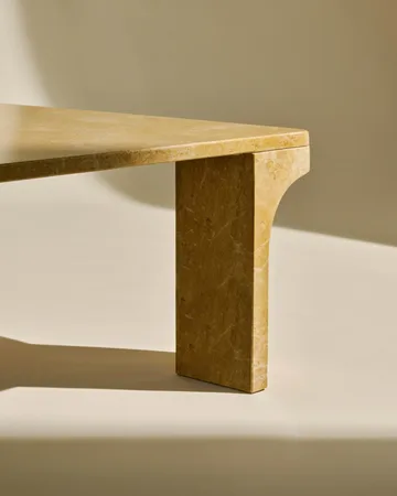 Doric mesa de centro - Honey Amber mármore, 80x80 cm - GUBI
