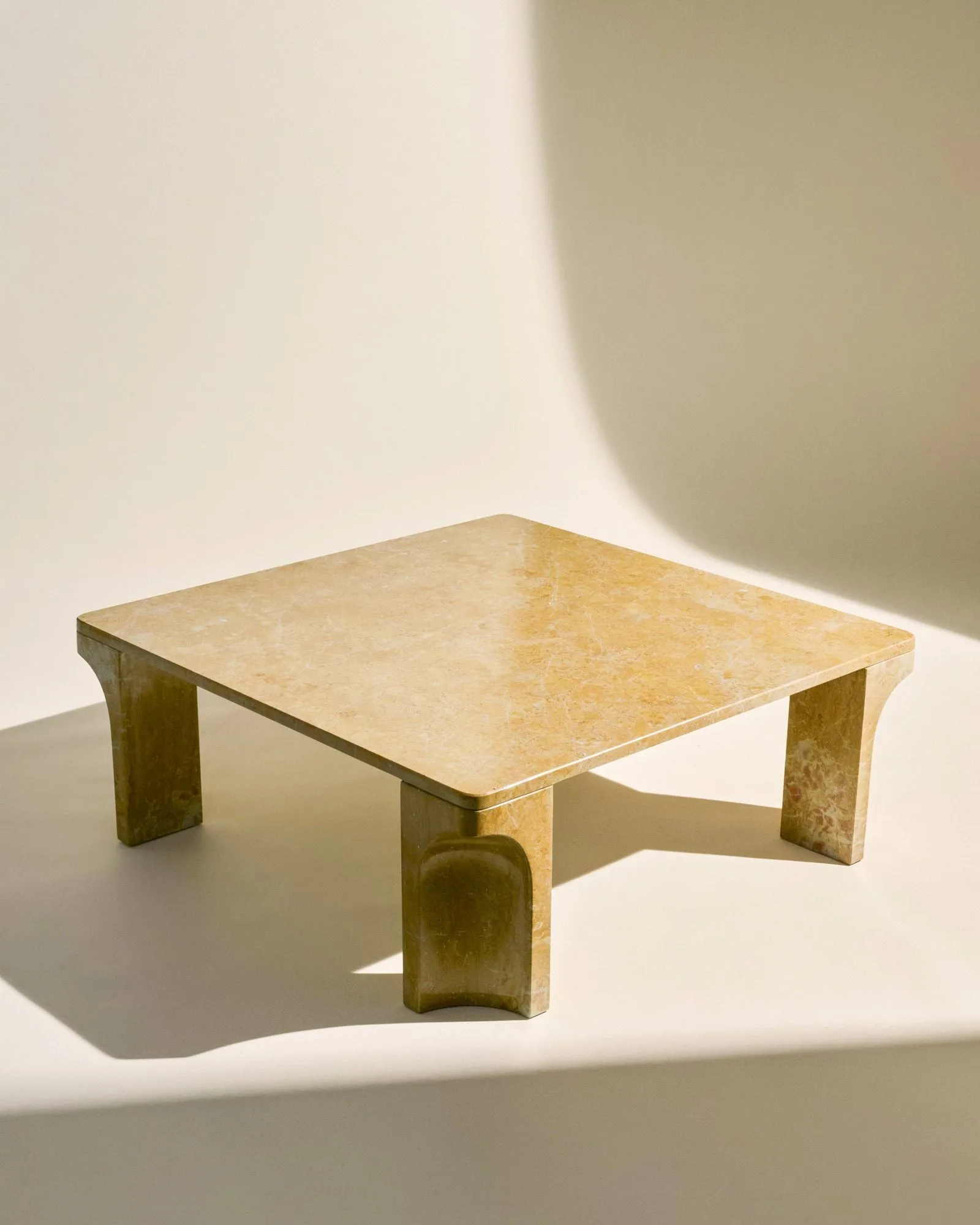 Doric mesa de centro, Honey Amber mármore, 80x80 cm GUBI