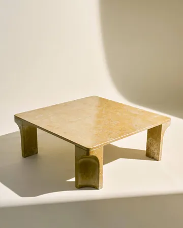 Doric mesa de centro - Honey Amber mármore, 80x80 cm - GUBI