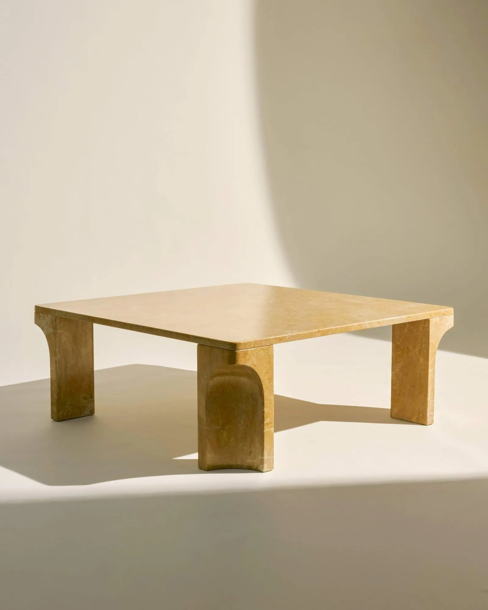 Doric mesa de centro, Honey Amber mármore, 80x80 cm GUBI