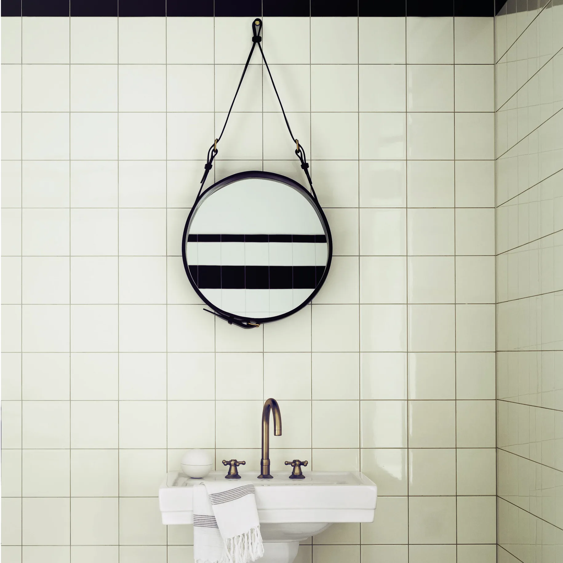 Espelho Adnet Circulaire S, preto GUBI