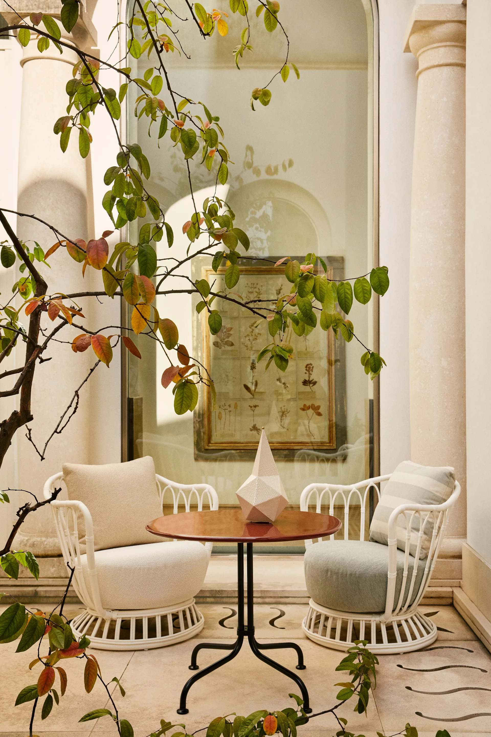 Grace Outdoor poltrona, Leslie Limonta 006-020-branco alabastro GUBI