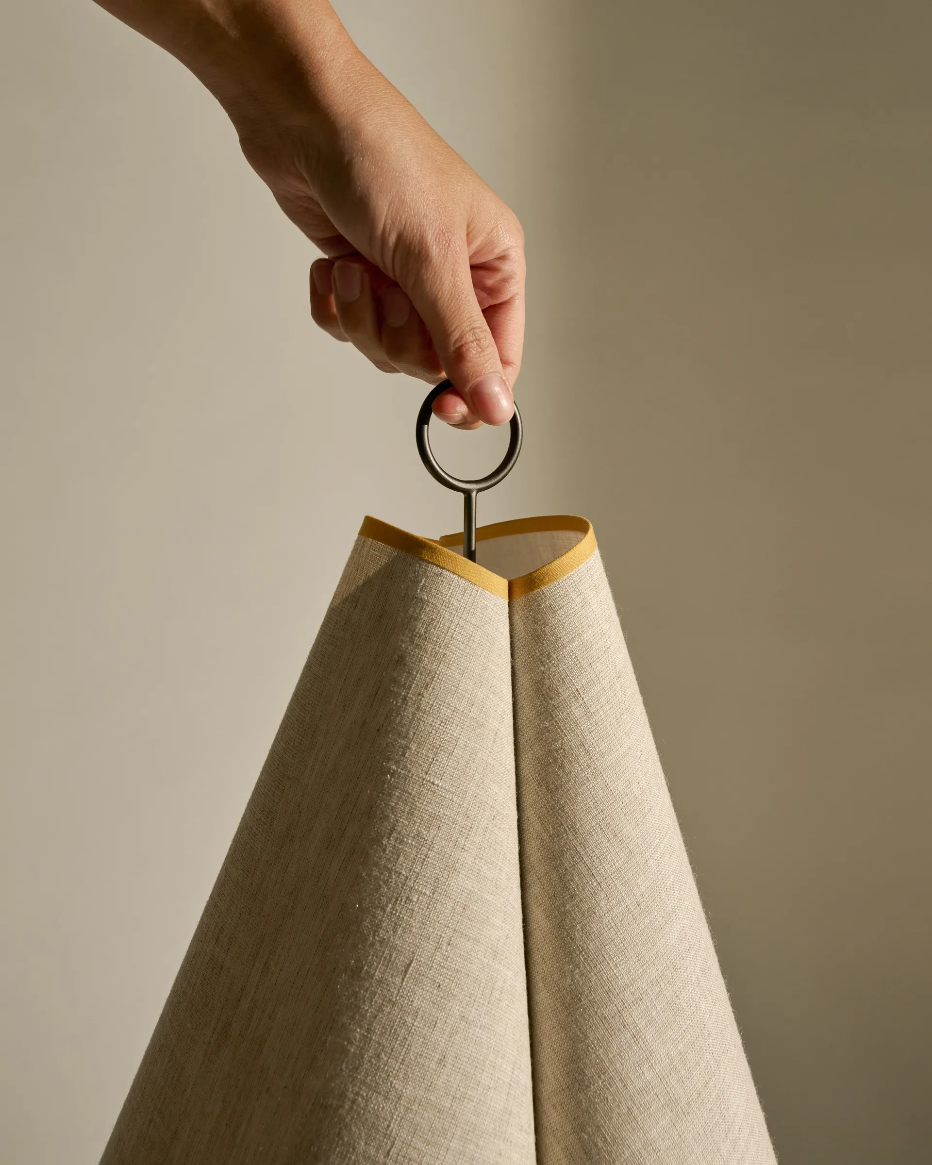 Hornbæk candeeiro de mesa portátil, Amarelo Poppy GUBI