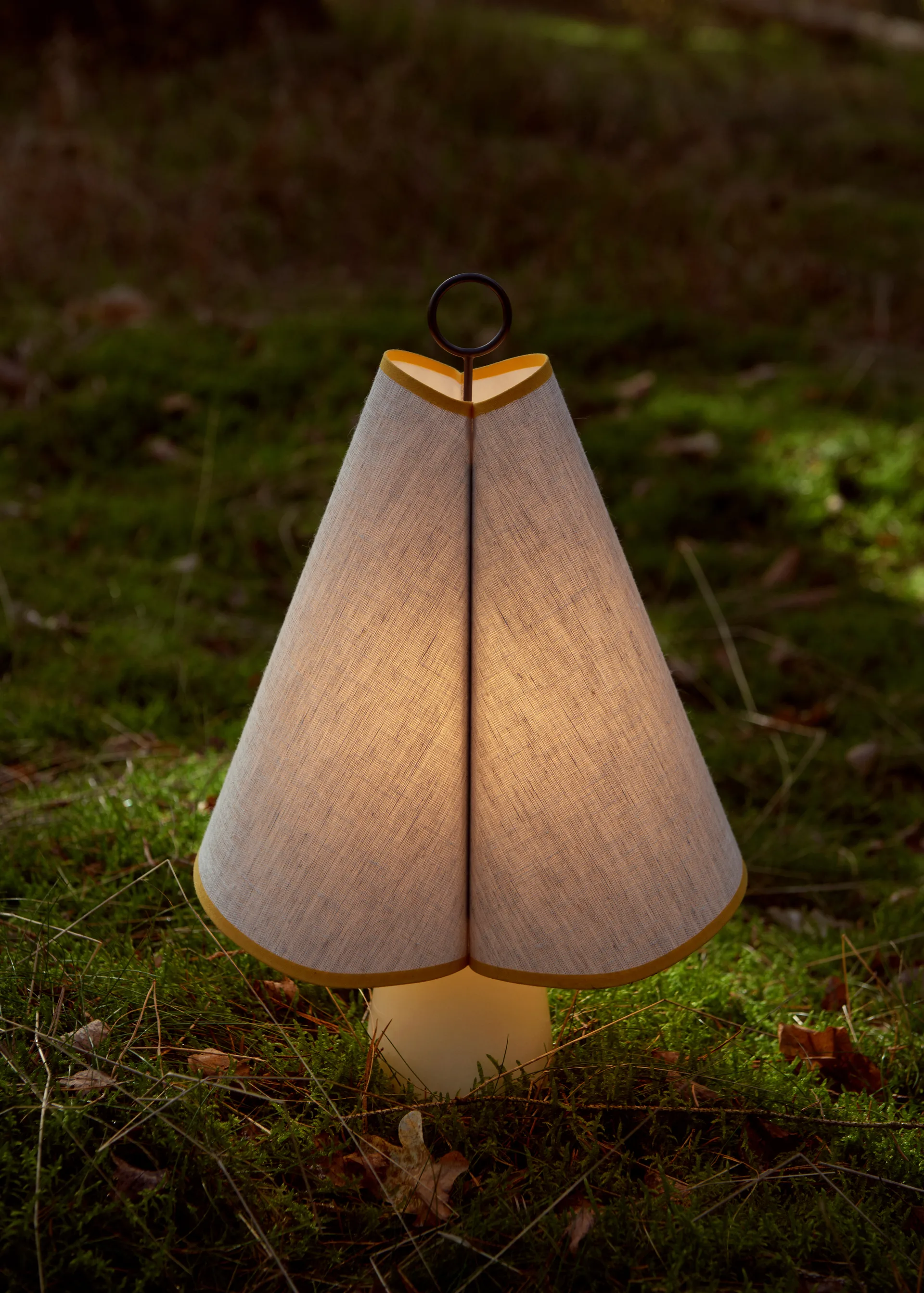 Hornbæk candeeiro de mesa portátil, Amarelo Poppy GUBI