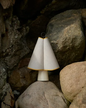Hornbæk candeeiro de mesa portátil - Amarelo Poppy - GUBI
