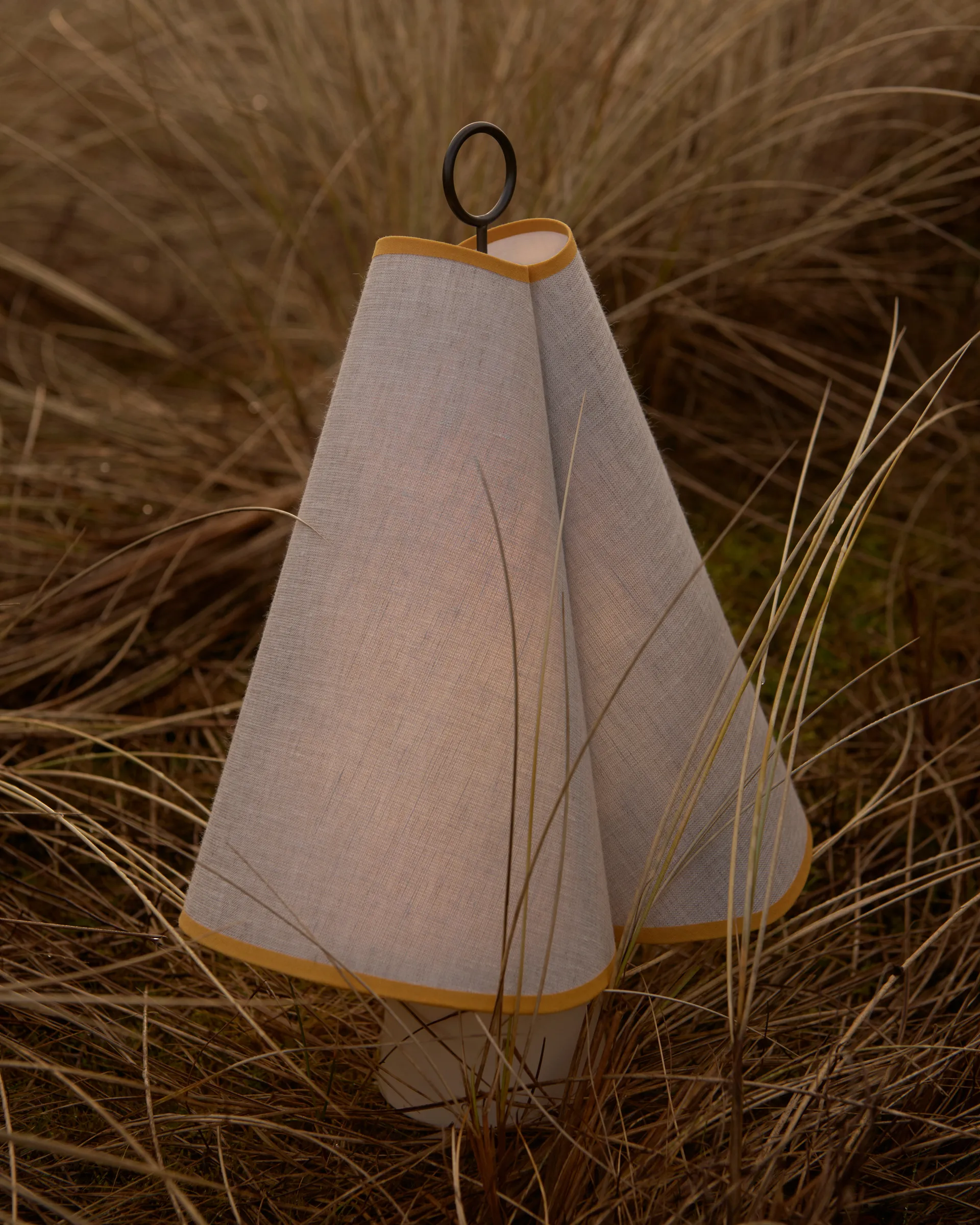 Hornbæk candeeiro de mesa portátil, Amarelo Poppy GUBI