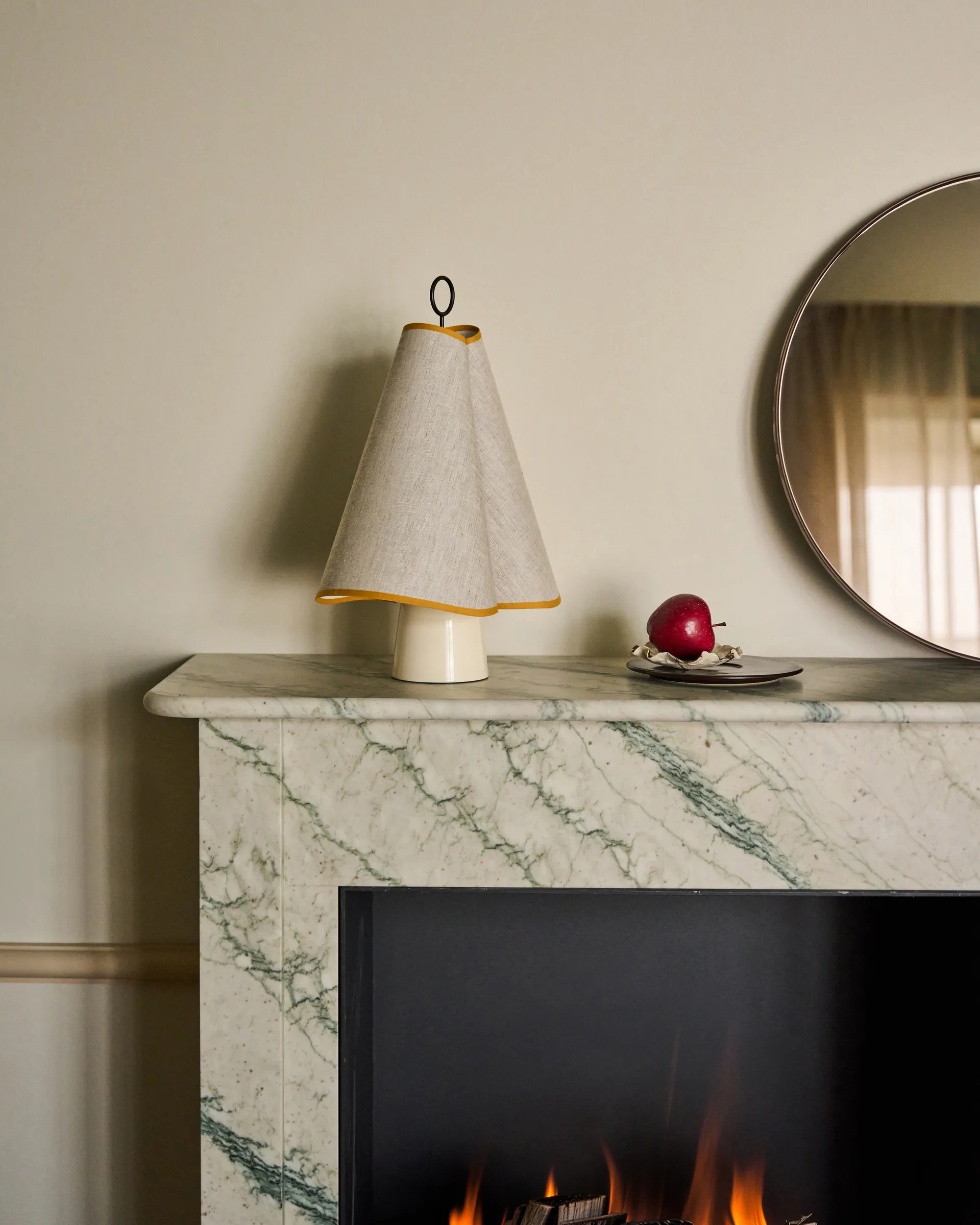 Hornbæk candeeiro de mesa portátil, Amarelo Poppy GUBI