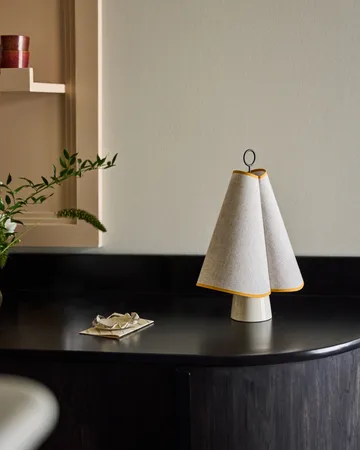 Hornbæk candeeiro de mesa portátil - Amarelo Poppy - GUBI
