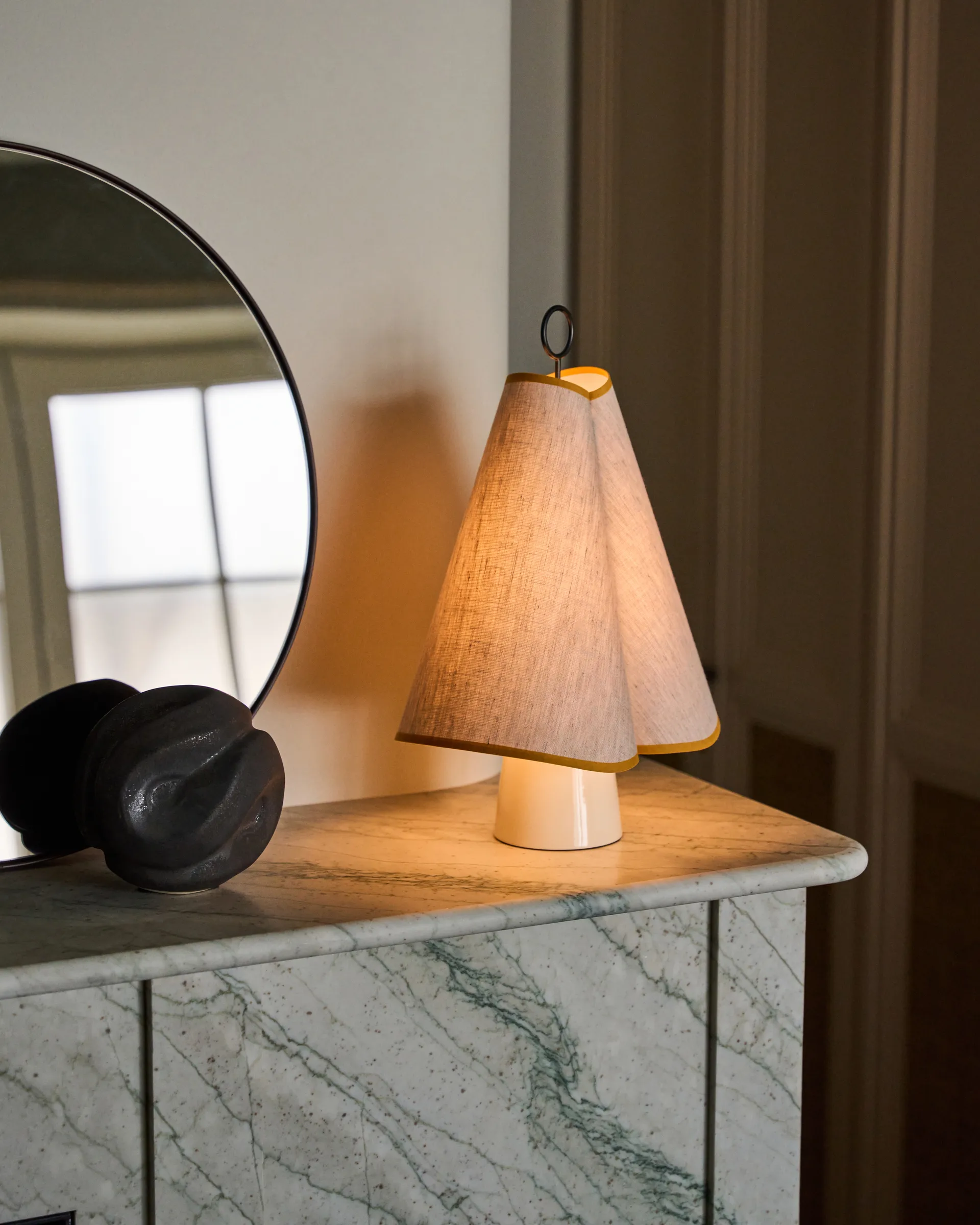 Hornbæk candeeiro de mesa portátil, Amarelo Poppy GUBI