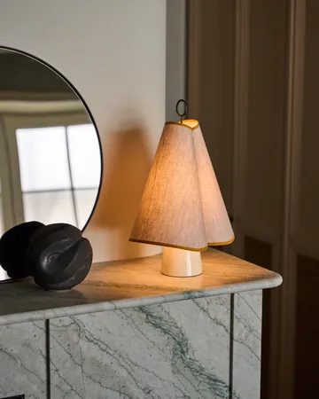 Hornbæk candeeiro de mesa portátil - Amarelo Poppy - GUBI