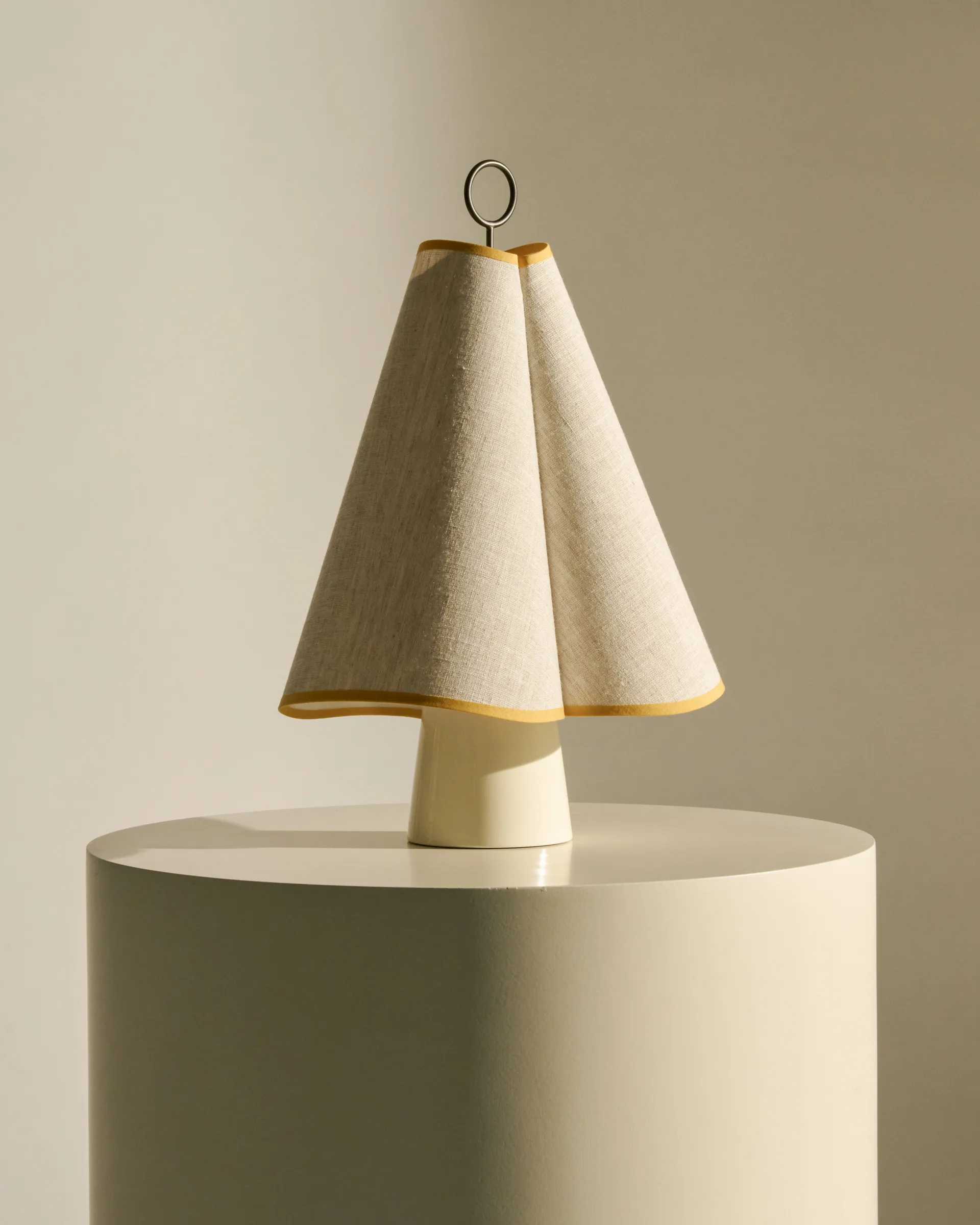 Hornbæk candeeiro de mesa portátil, Amarelo Poppy GUBI