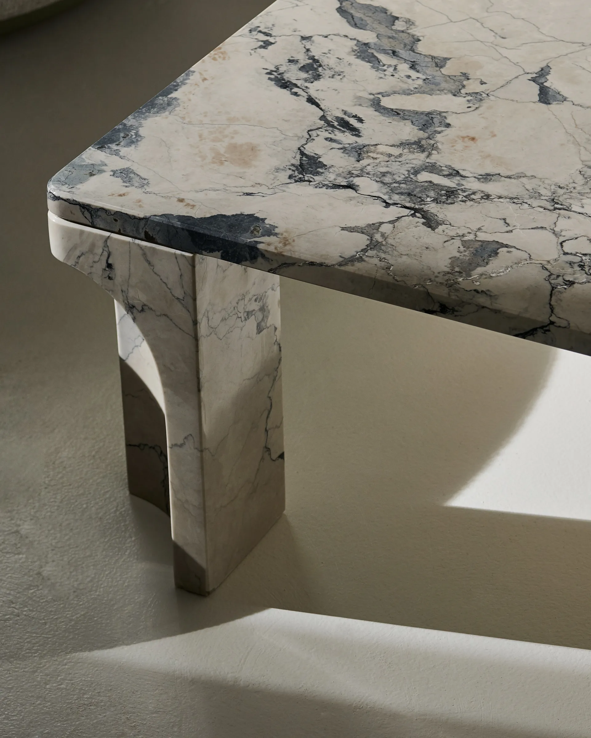 Mesa de centro Doric 80x80 cm, Cinzento elétrico GUBI