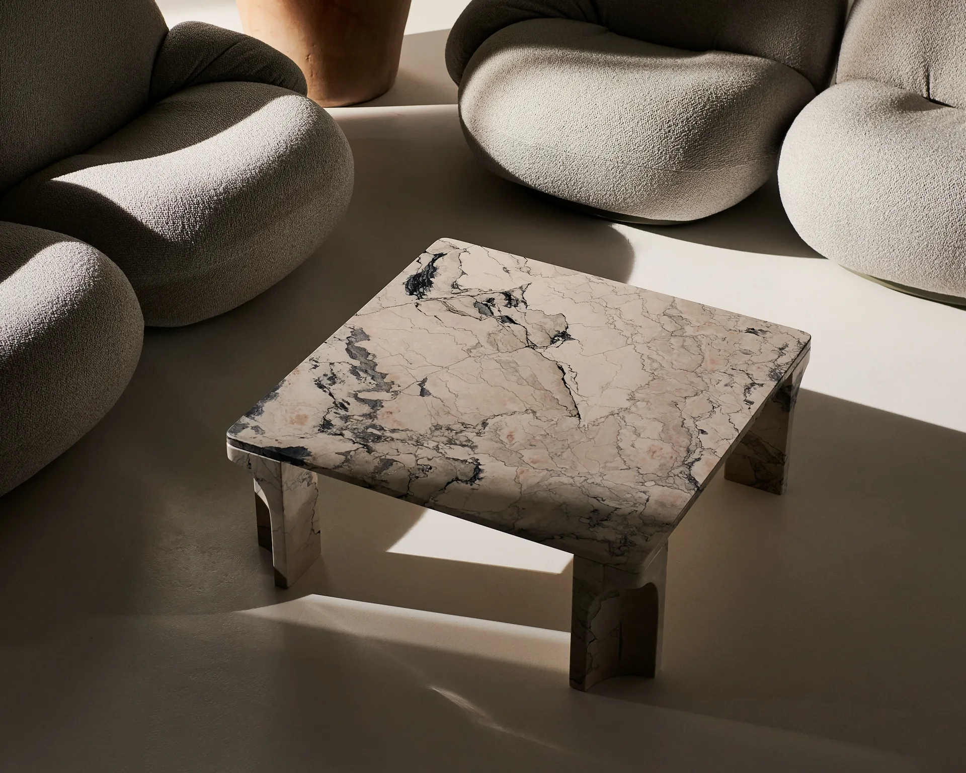 Mesa de centro Doric 80x80 cm, Cinzento elétrico GUBI