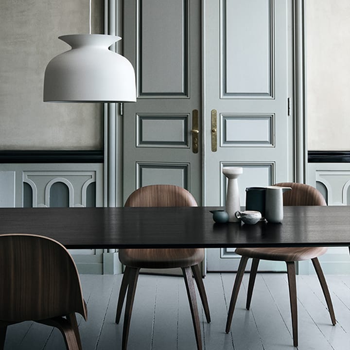 Mesa de jantar Gubi Elliptical, nogueira americana GUBI