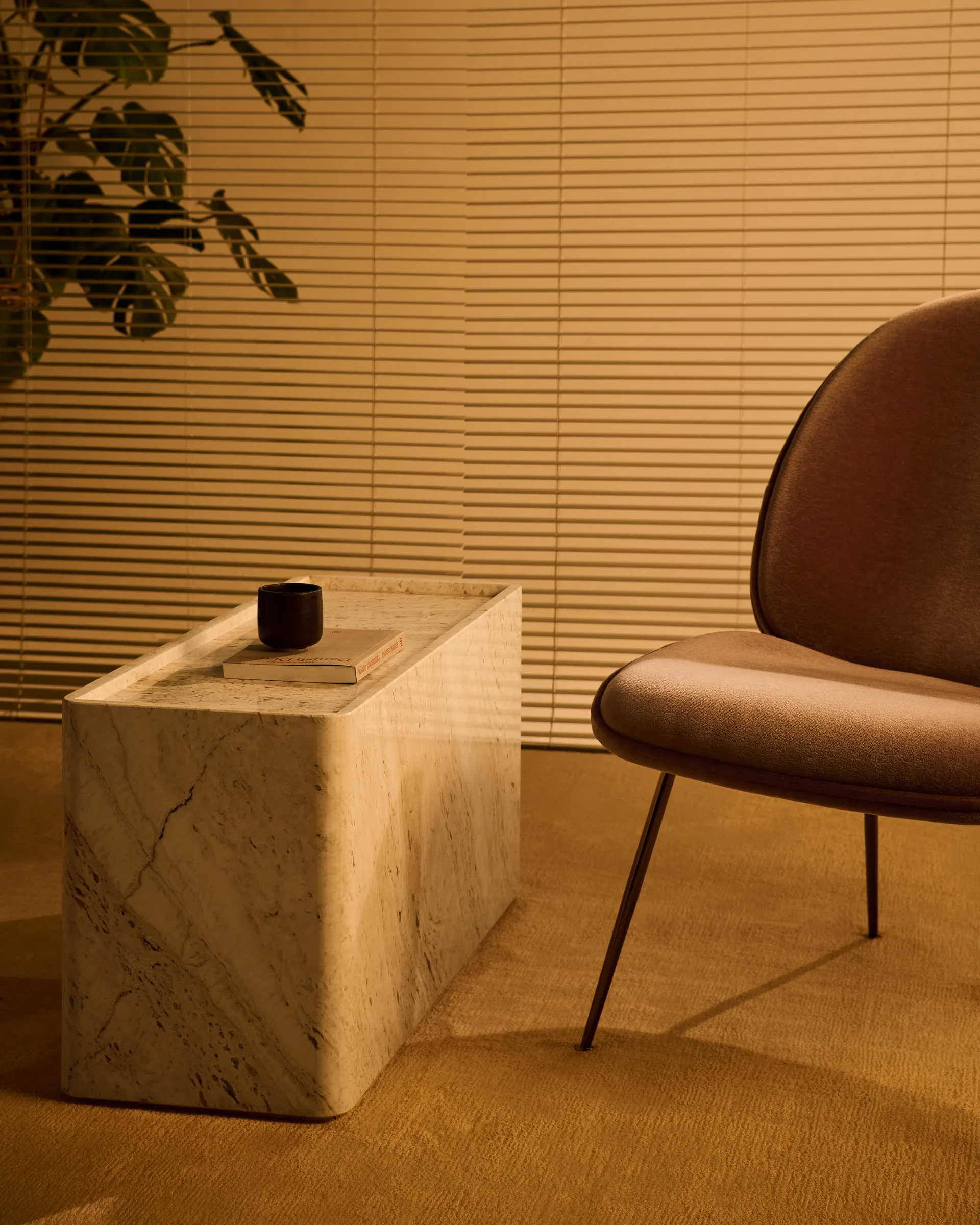 Mesa lateral Pietra 30x80x40 cm, Travertino branco neutro. GUBI