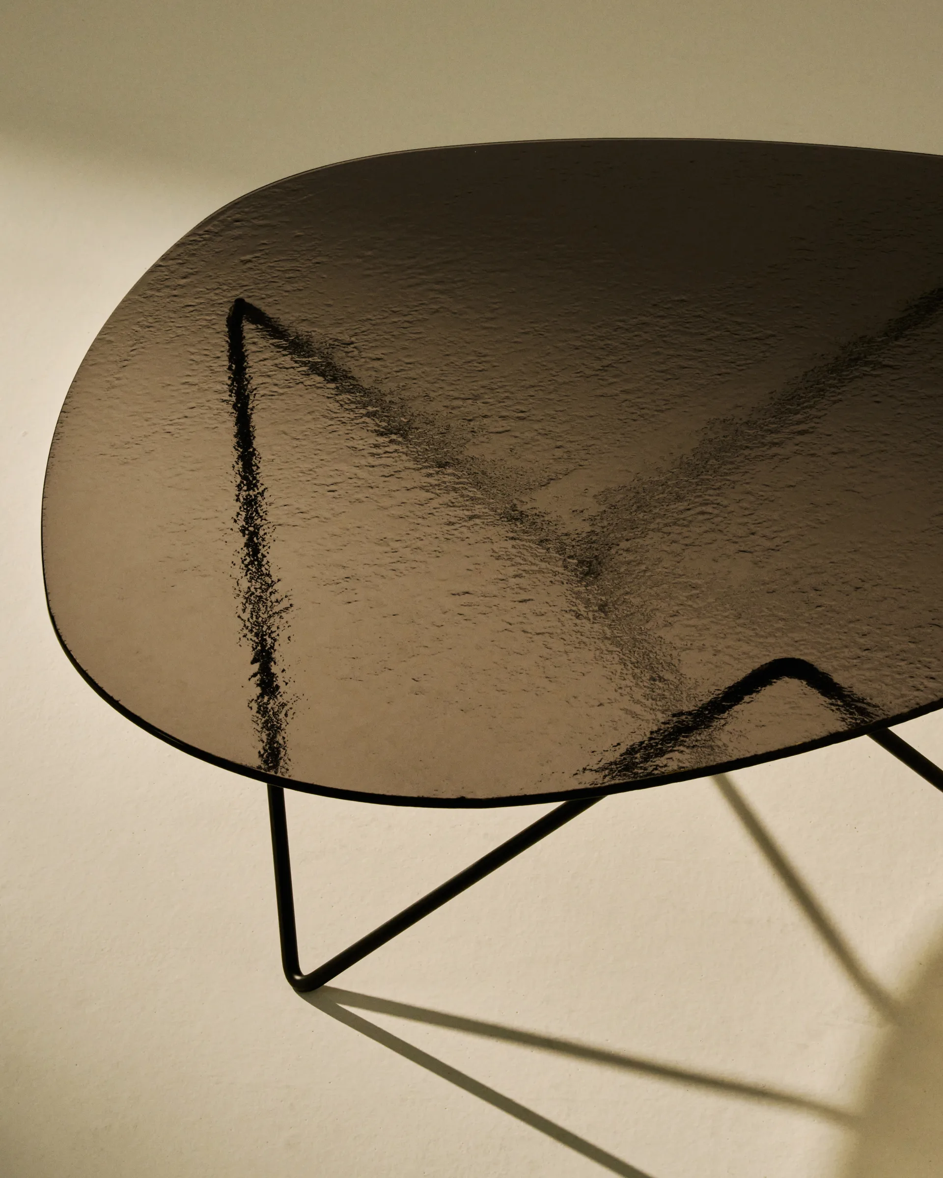 Pedrera mesa de centro, Preto semimate-vidro texturizado bronze GUBI