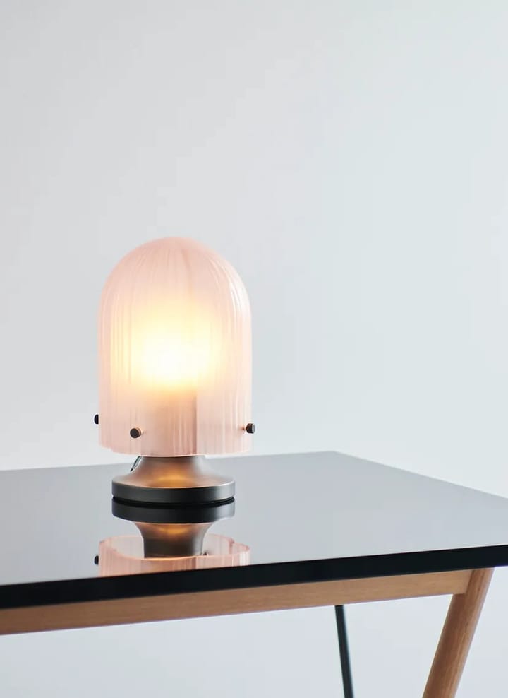 Seine candeeiro de mesa Ø17.2x26.2 cm, Latão-coral GUBI