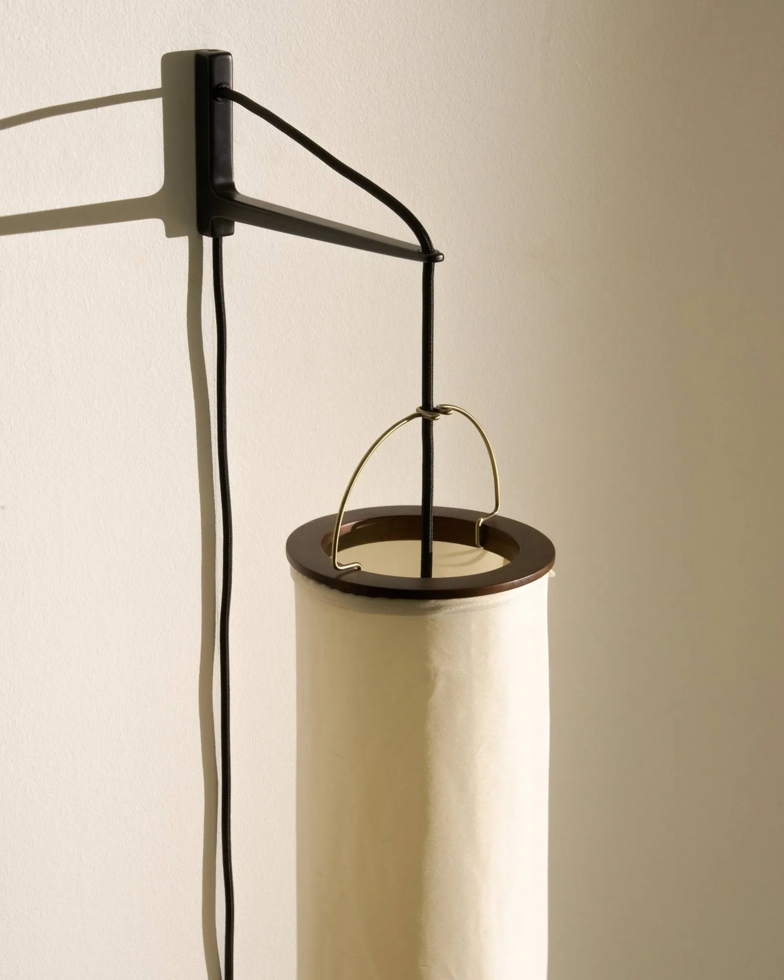Silk Lantern candeeiro de parede, Natural white silk-semi mate preto GUBI